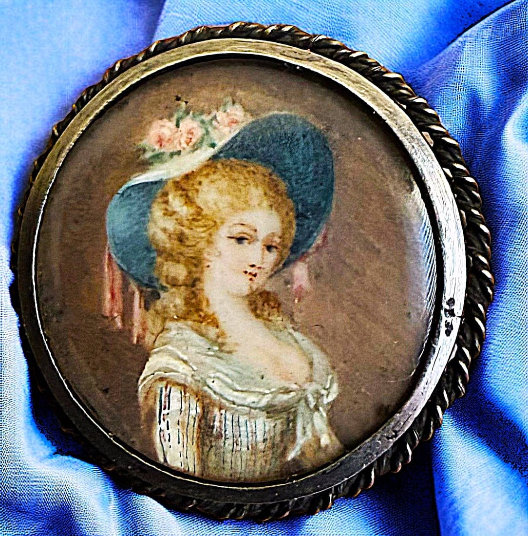 A DIVISION ONE HAND PAINTING UNDER GLASS BUTTON: 1 Large medium 19th century painting on natural material example. DimensionsSM=Less than 3/4", Medium=3/4" to 1 1/4". Large=1 1/4" and above, extra large=1 3/4" and above Date or EraDIVISION 1=PRE 191