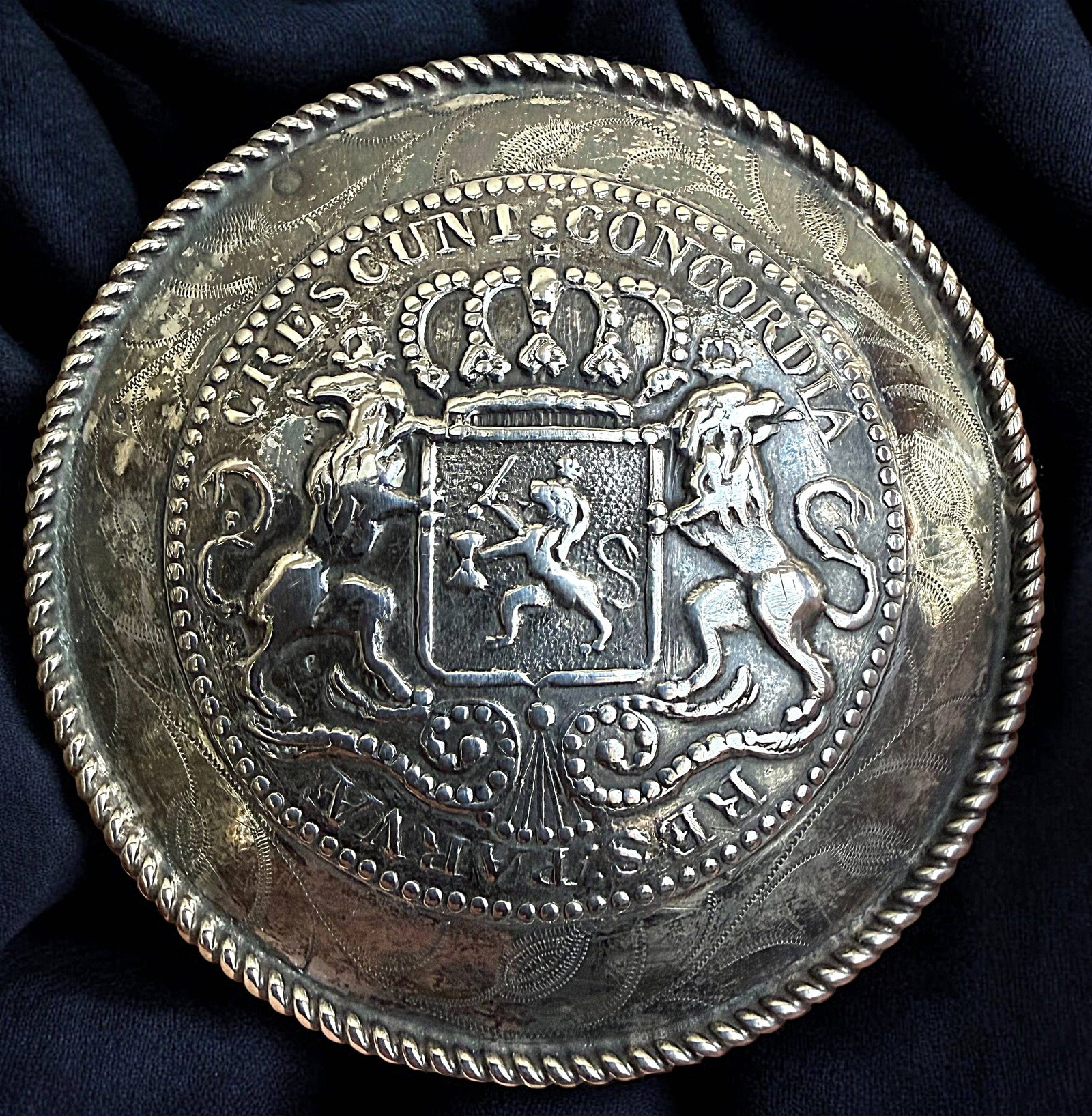 A DIVISION ONE PICTORIAL AND VERBAL SILVER BUTTON: 1 Extra Large 17th C. heavy silver example with Rampant Lion. DimensionsSM=Less than 3/4", Medium=3/4" to 1 1/4". Large=1 1/4" and above, extra large=1 3/4" and above Date or EraDIVISION 1=PRE 1918