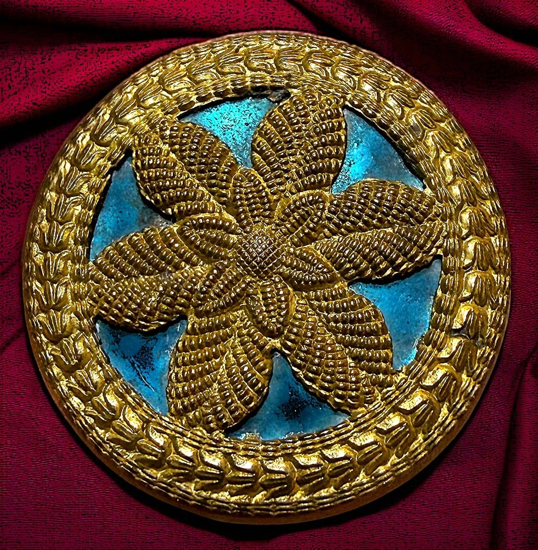 A DIVISION ONE WOOD BACK BUTTON: 1 Medium 18th century repousse metal with steel liner. DimensionsSM=Less than 3/4", Medium=3/4" to 1 1/4". Large=1 1/4" and above, extra large=1 3/4" and above Date or EraDIVISION 1=PRE 1918 AND DIVIS