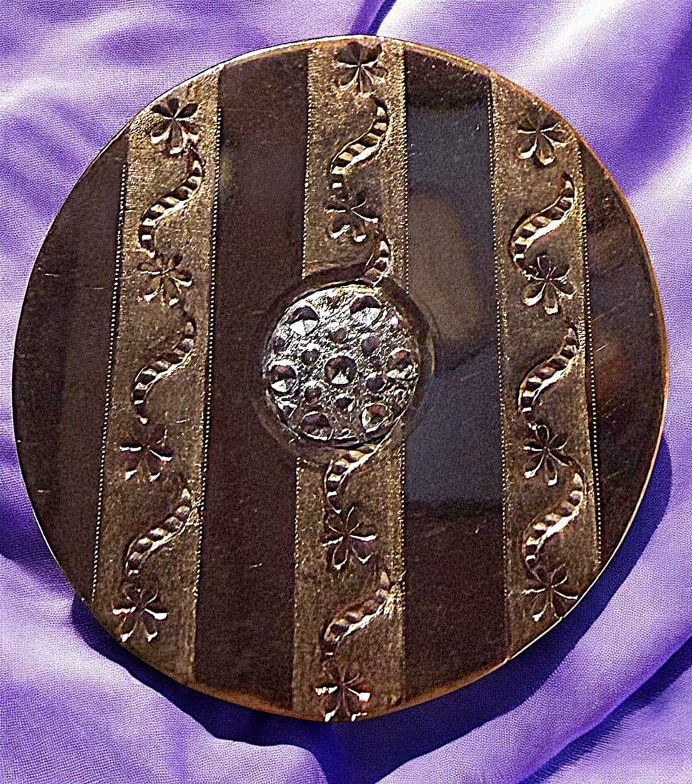 A GORGEOUS DIVISION ONE COPPER BUTTON: 1 Large 18th century two color and chased engraved example. DimensionsSM=Less than 3/4", Medium=3/4" to 1 1/4". Large=1 1/4" and above, extra large=1 3/4" and above Date or EraDIVISION 1=PRE 1918