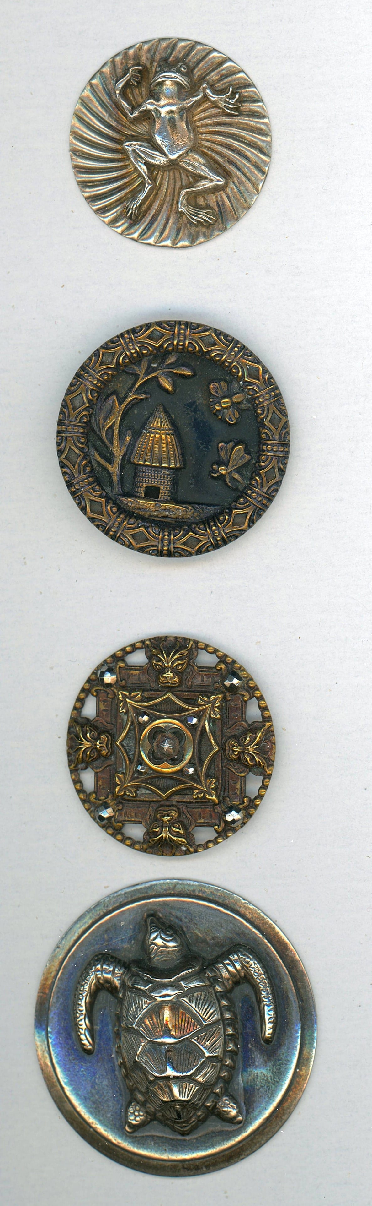 A SMALL CARD OF DIVISION ONE AND THREE PICTURE BUTTONS: 4 Medium/Large 19th/20th century examples specialized to animals. DimensionsSM=Less than 3/4", Medium=3/4" to 1 1/4". Large=1 1/4" and above, extra large=1 3/4" and above Date or EraDIVISION 1=PRE 191