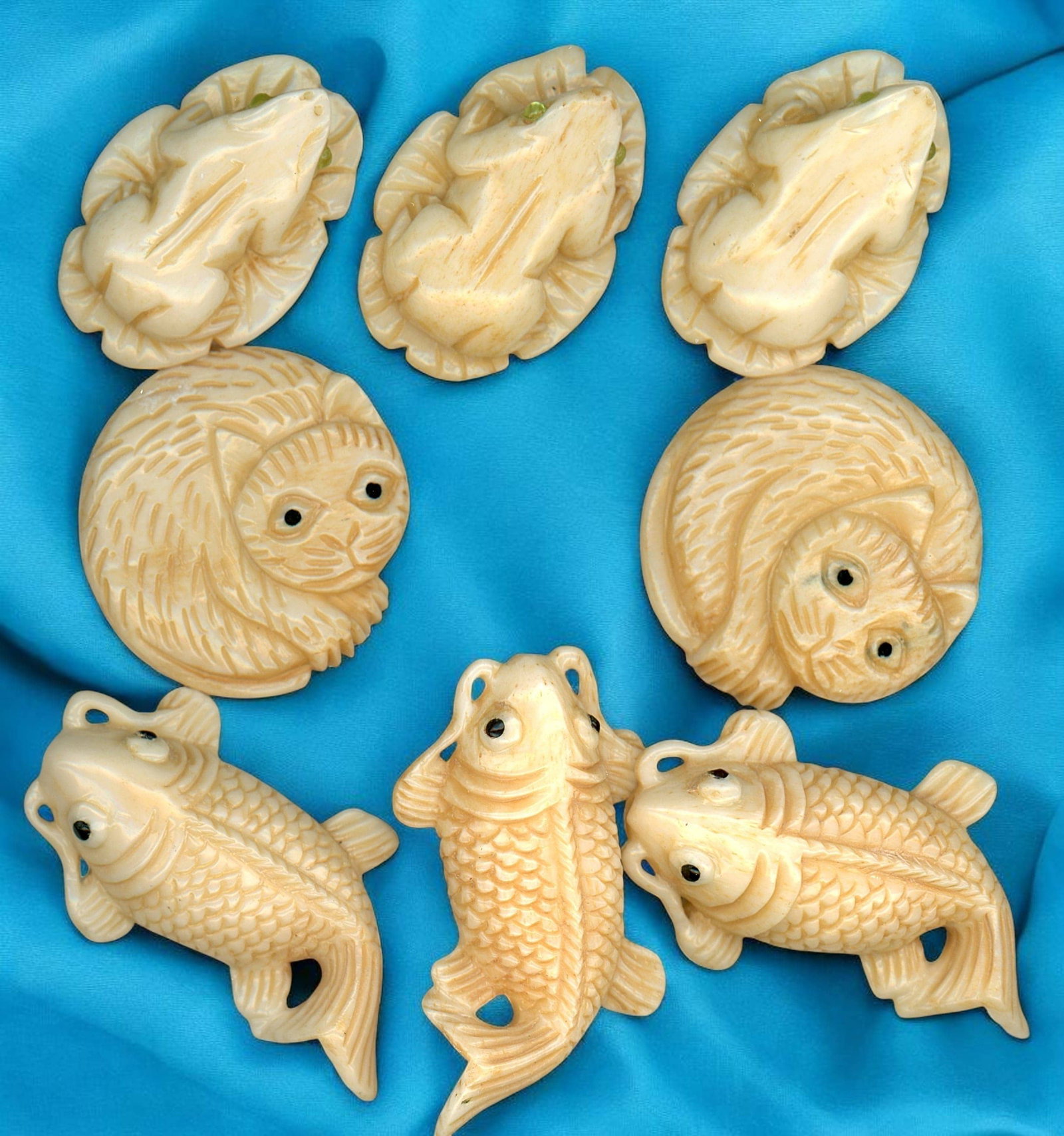 A SMALL CARD OF DIVISION THREE PICTORIAL BUTTONS: 8 Medium/Large 21st century carved bone animal examples. DimensionsSM=Less than 3/4", Medium=3/4" to 1 1/4". Large=1 1/4" and above, extra large=1 3/4" and above Date or EraDIVISION 1=PRE 1918 AND DIV