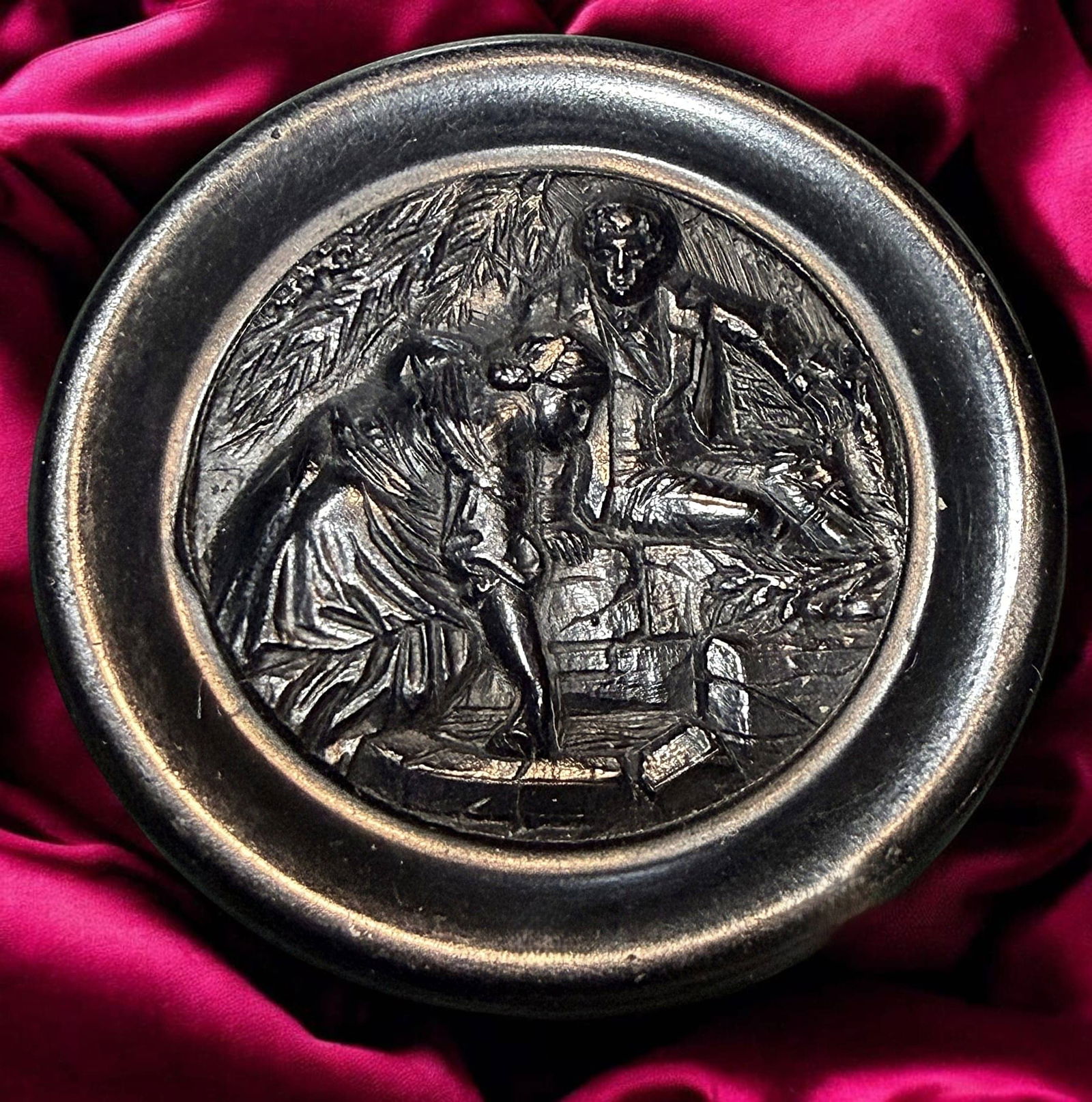 A DIVISION ONE BLACK MOLDED PICTORIAL HORN BUTTON: 1 Medium 19th century scarce example of "Sweethearts". DimensionsSM=Less than 3/4", Medium=3/4" to 1 1/4". Large=1 1/4" and above, extra large=1 3/4" and above Date or EraDIVISION 1=PRE 1918 AND DIVIS