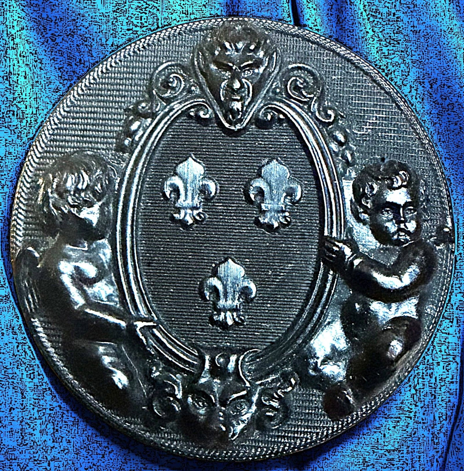 A DIVISION ONE PICTORIAL BLACK DYED HORN BUTTON (1 of 2)