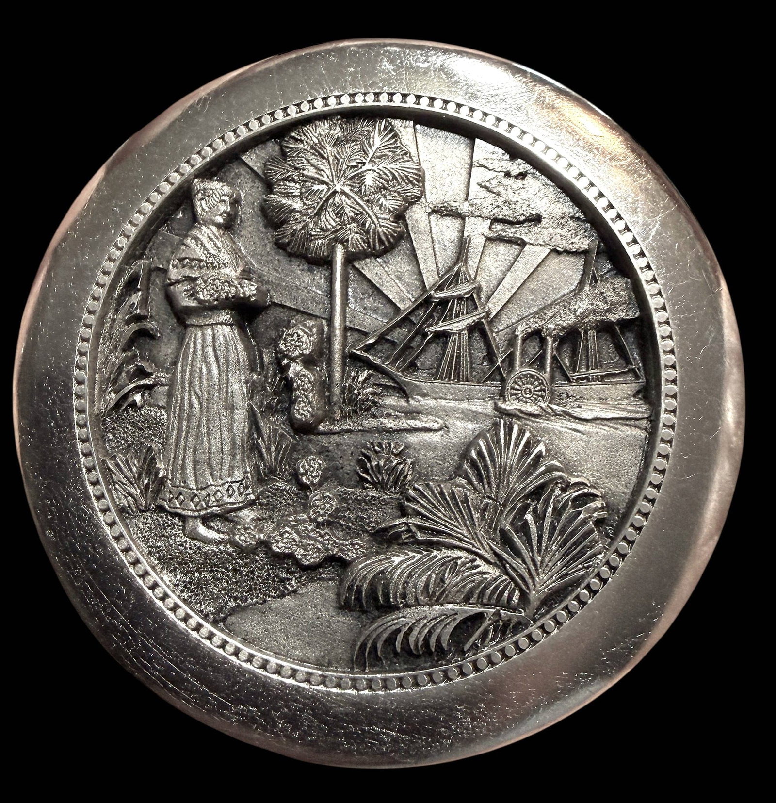 A DIVISION THREE PICTORIAL PEWTER BUTTON (1 of 3)