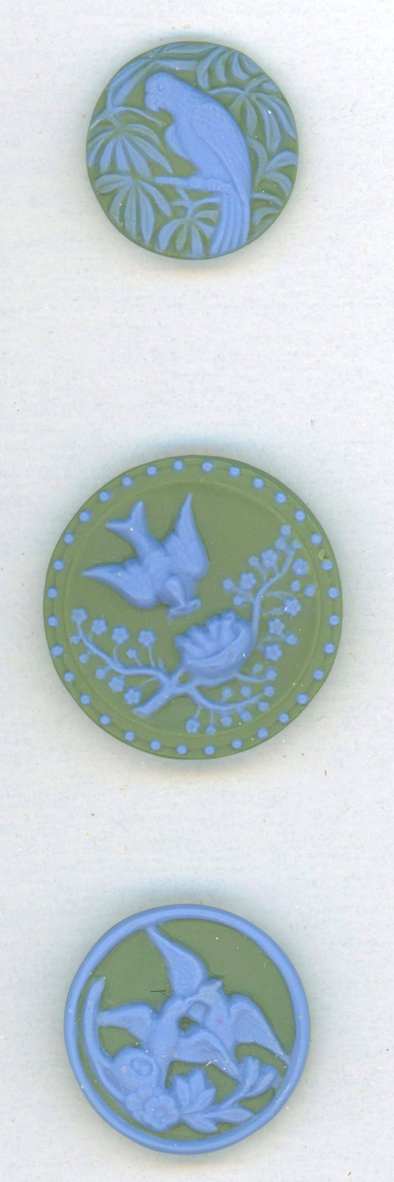 A SMALL CARD OF DIVISION THREE STUDIO ARTIST BUTTONS: 3 Medium/Large 20th century special edition examples by Rzanski. DimensionsSM=Less than 3/4", Medium=3/4" to 1 1/4". Large=1 1/4" and above, extra large=1 3/4" and above Date or EraDIVISION 1=PRE 1918