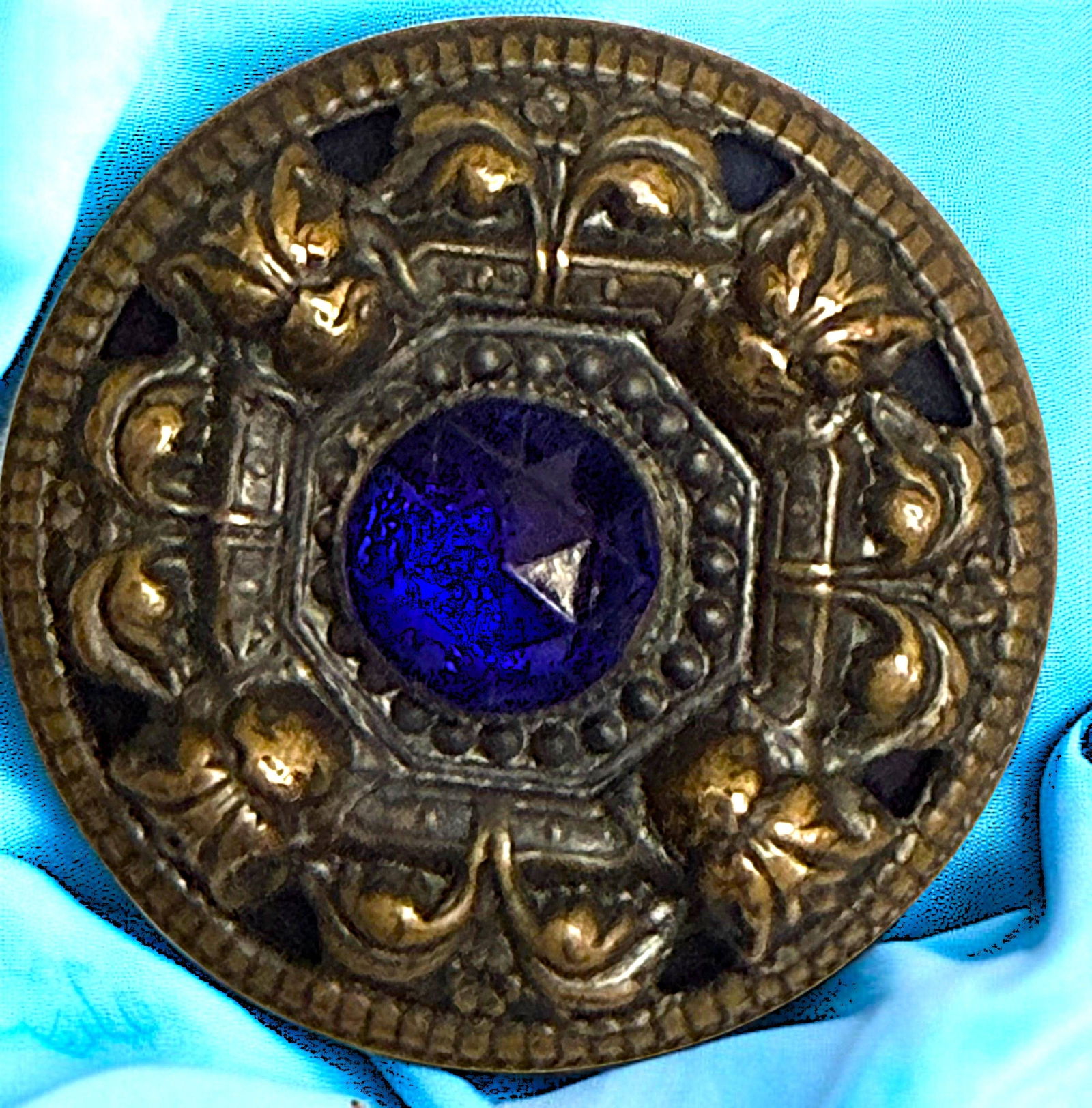 A SCARCE DIVISION THREE JEWELED BAKELITE BUTTON: 1 Large 1940's Gay 90's style jewel with wildcat heads. DimensionsSM=Less than 3/4", Medium=3/4" to 1 1/4". Large=1 1/4" and above, extra large=1 3/4" and above Date or EraDIVISION 1=PRE 1918 AND DIVI