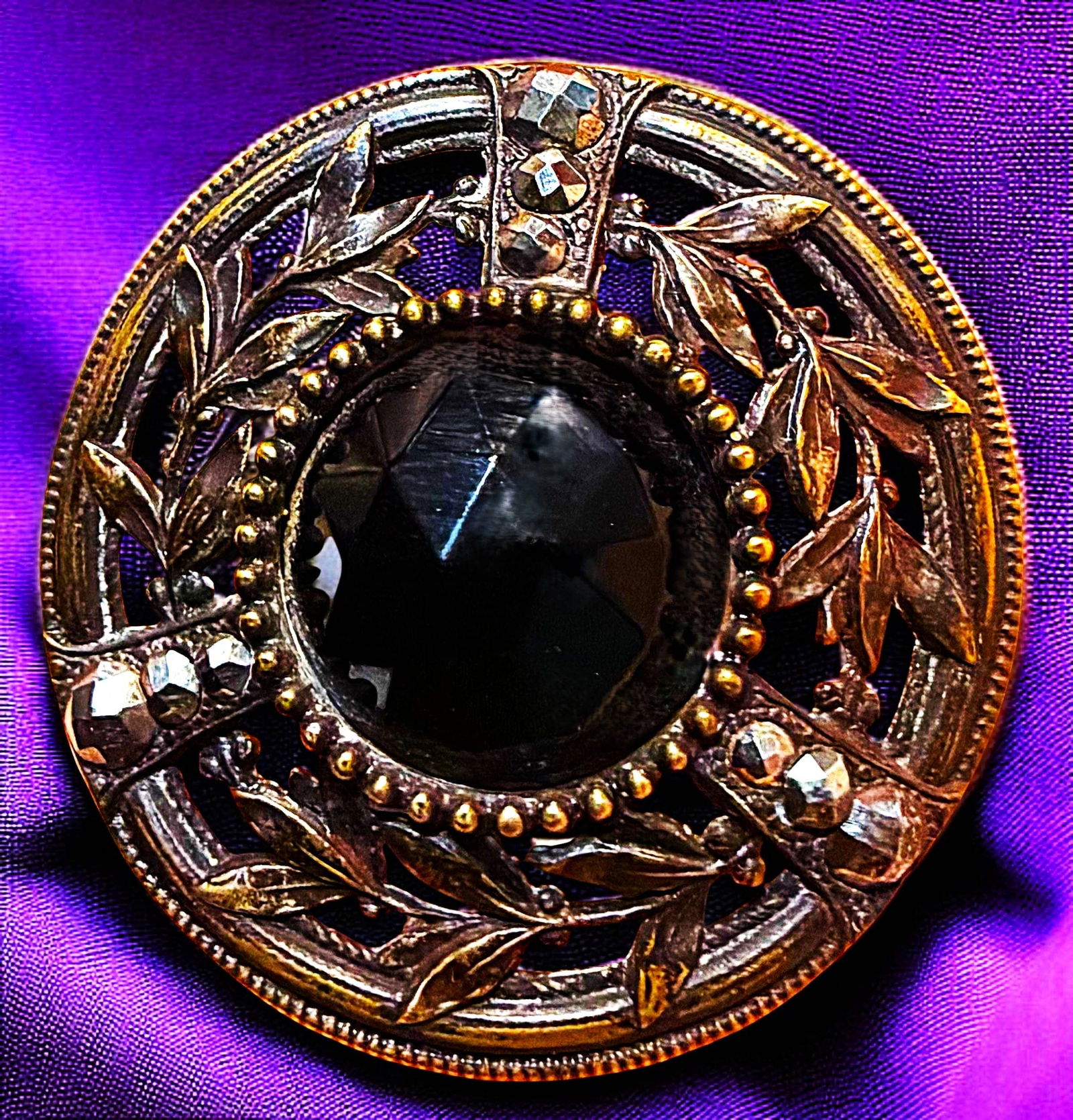 A DIVISION ONE GLASS IN METAL BUTTON: 1 Large Victorian period Gay 90 black glass center button. DimensionsSM=Less than 3/4", Medium=3/4" to 1 1/4". Large=1 1/4" and above, extra large=1 3/4" and above Date or EraDIVISION 1=PRE 1918 AND D
