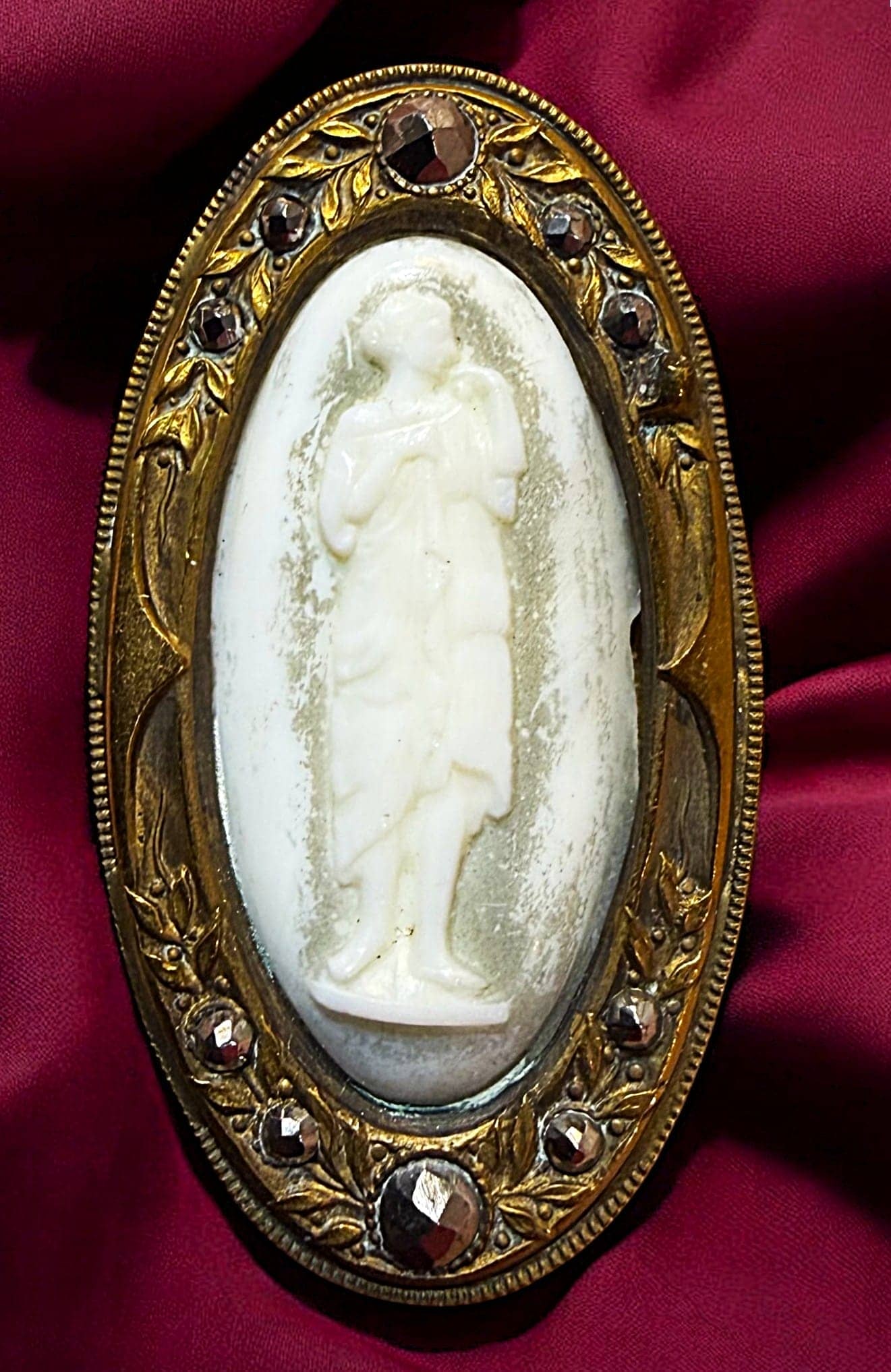 A DIVISION ONE GLASS IN METAL FIGURAL BUTTON: 1N Large oval 19th century while glass in brass and steel. DimensionsSM=Less than 3/4", Medium=3/4" to 1 1/4". Large=1 1/4" and above, extra large=1 3/4" and above Date or EraDIVISION 1=PRE 1918 AND D