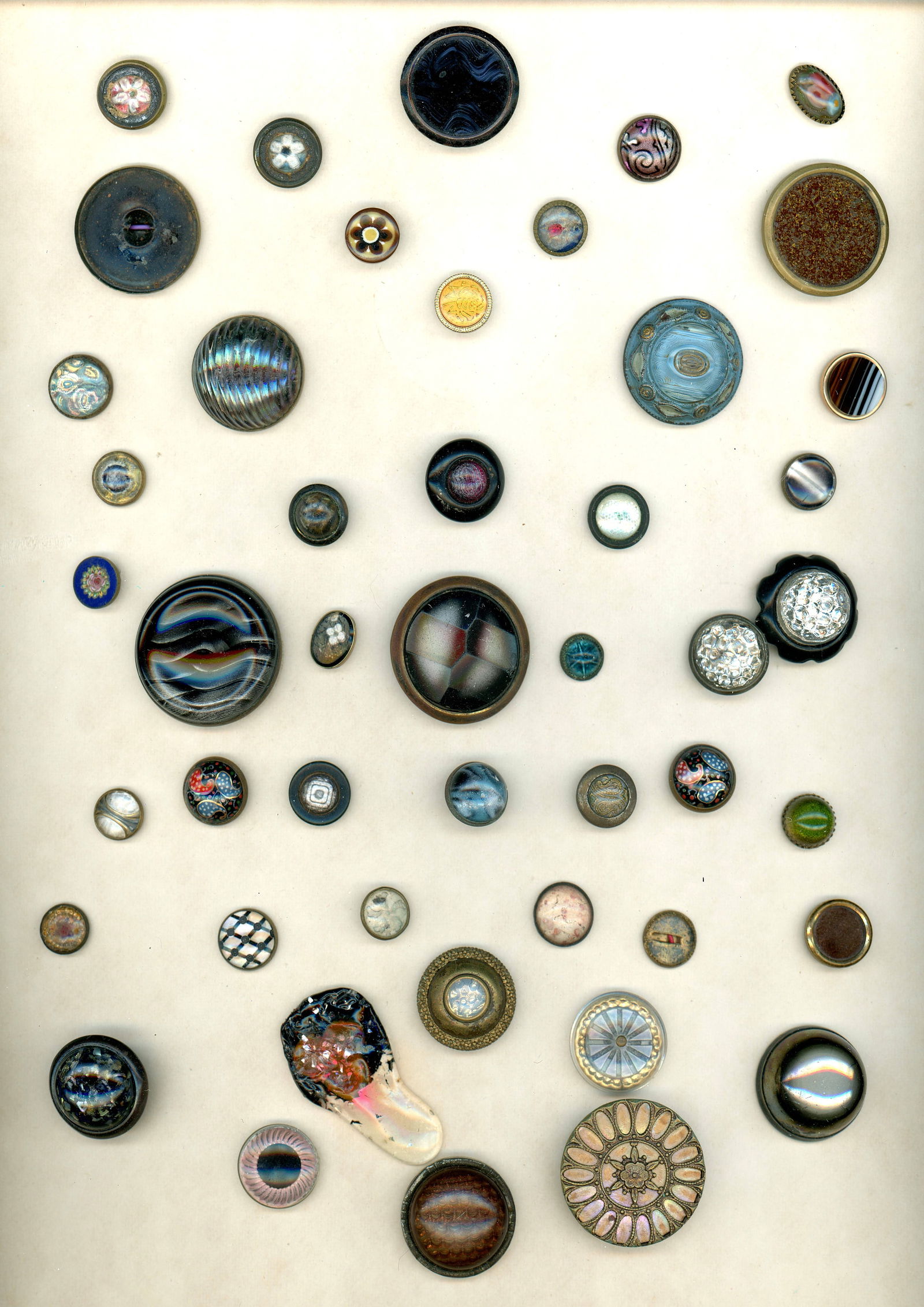 A CARD OF DIVISION ONE GLASS IN METAL BUTTONS: 42 S/M/L 19th century examples plus 5 other types of materials. DimensionsSM=Less than 3/4", Medium=3/4" to 1 1/4". Large=1 1/4" and above, extra large=1 3/4" and above Date or EraDIVISION 1=PRE 1918
