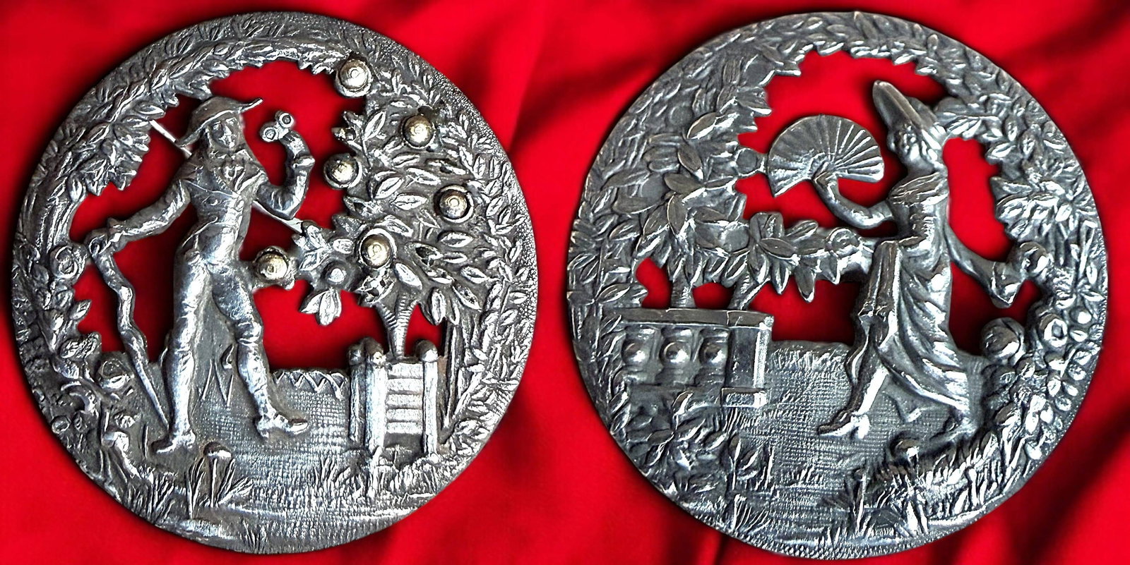 A PAIR OF DIVISION ONE PIERCED PICTORIAL BUTTONS' (1 of 4)