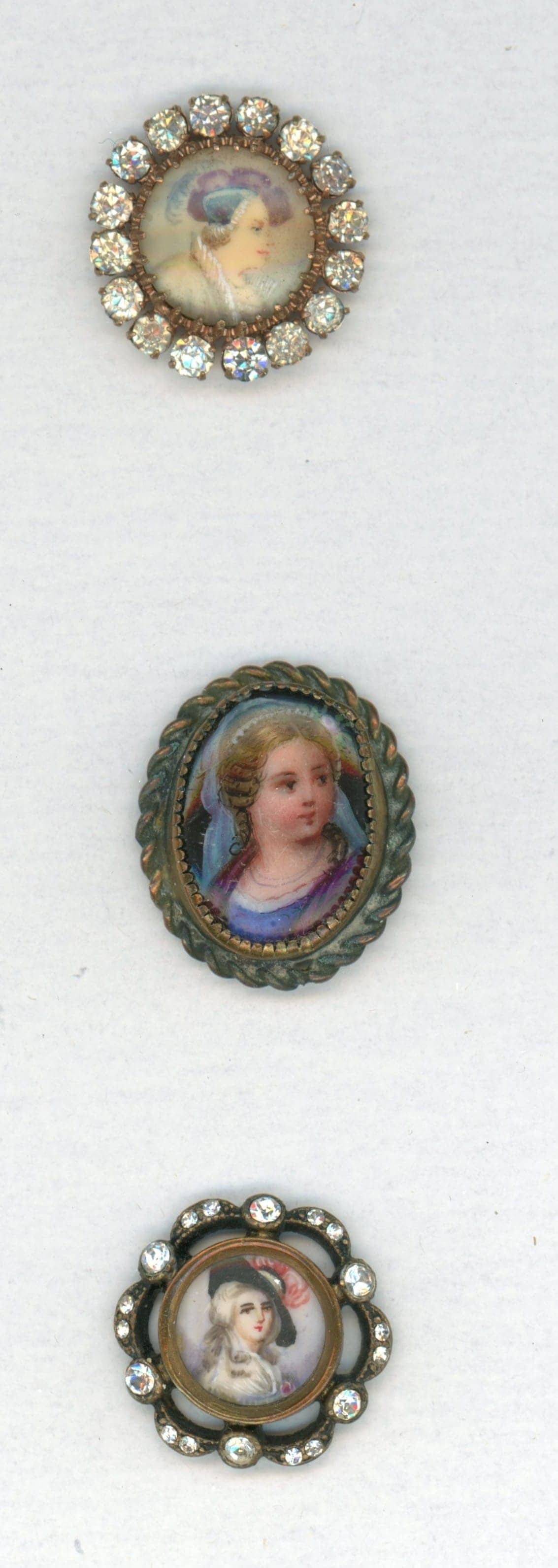 A SMALL CARD OF DIVISION ONE HEAD PICTORIAL BUTTONS: 3 Small/Medium 19th century in metal & under glass examples. DimensionsSM=Less than 3/4", Medium=3/4" to 1 1/4". Large=1 1/4" and above, extra large=1 3/4" and above Date or EraDIVISION 1=PRE 1918 AND