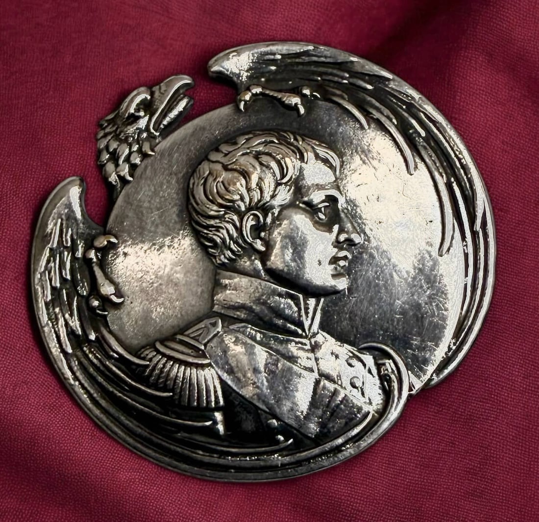 A DIVISION ONE SILVERED BRASS PICTORIAL BUTTON: 1 Large LATE 19th c. REALISTIC BORDER Napoleon head example. DimensionsSM=Less than 3/4", Medium=3/4" to 1 1/4". Large=1 1/4" and above, extra large=1 3/4" and above Date or EraDIVISION 1=PRE 1918 AND