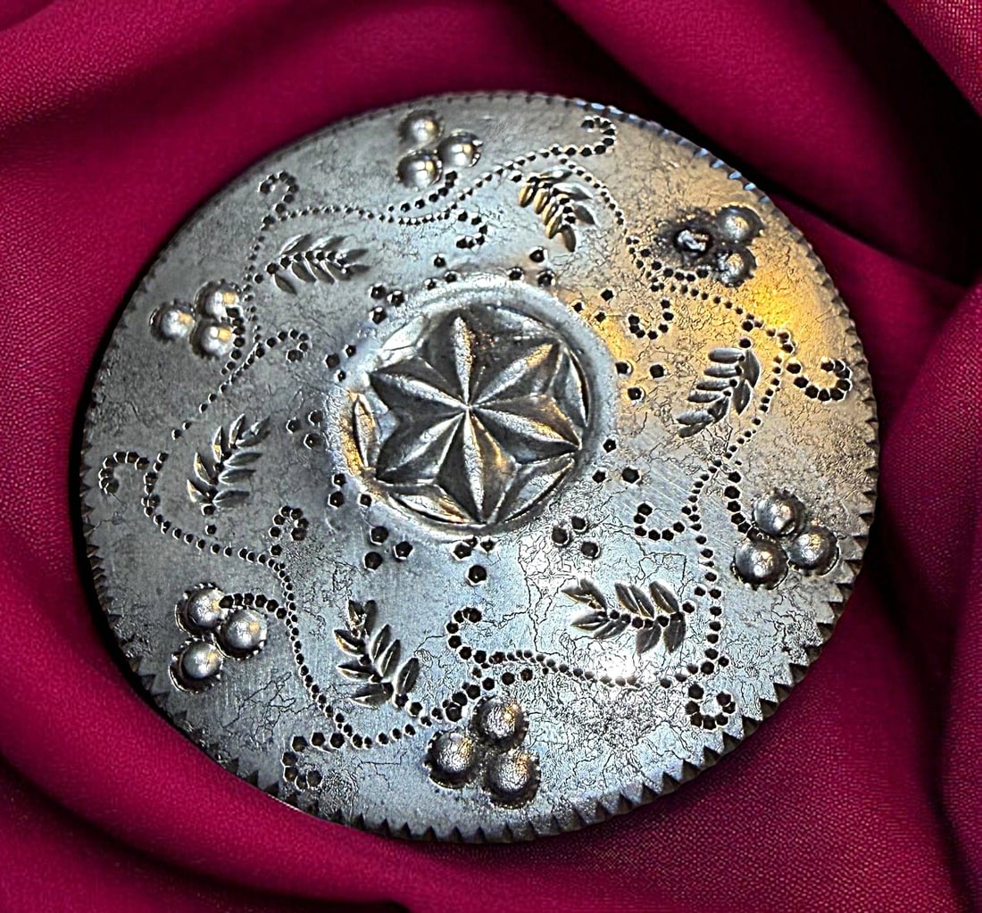 A DIVISION ONE HAND TOOLED SHEFFIELD BUTTON: 1 Large 18th century engraved copper button with a center design. DimensionsSM=Less than 3/4", Medium=3/4" to 1 1/4". Large=1 1/4" and above, extra large=1 3/4" and above Date or EraDIVISION 1=PRE 191