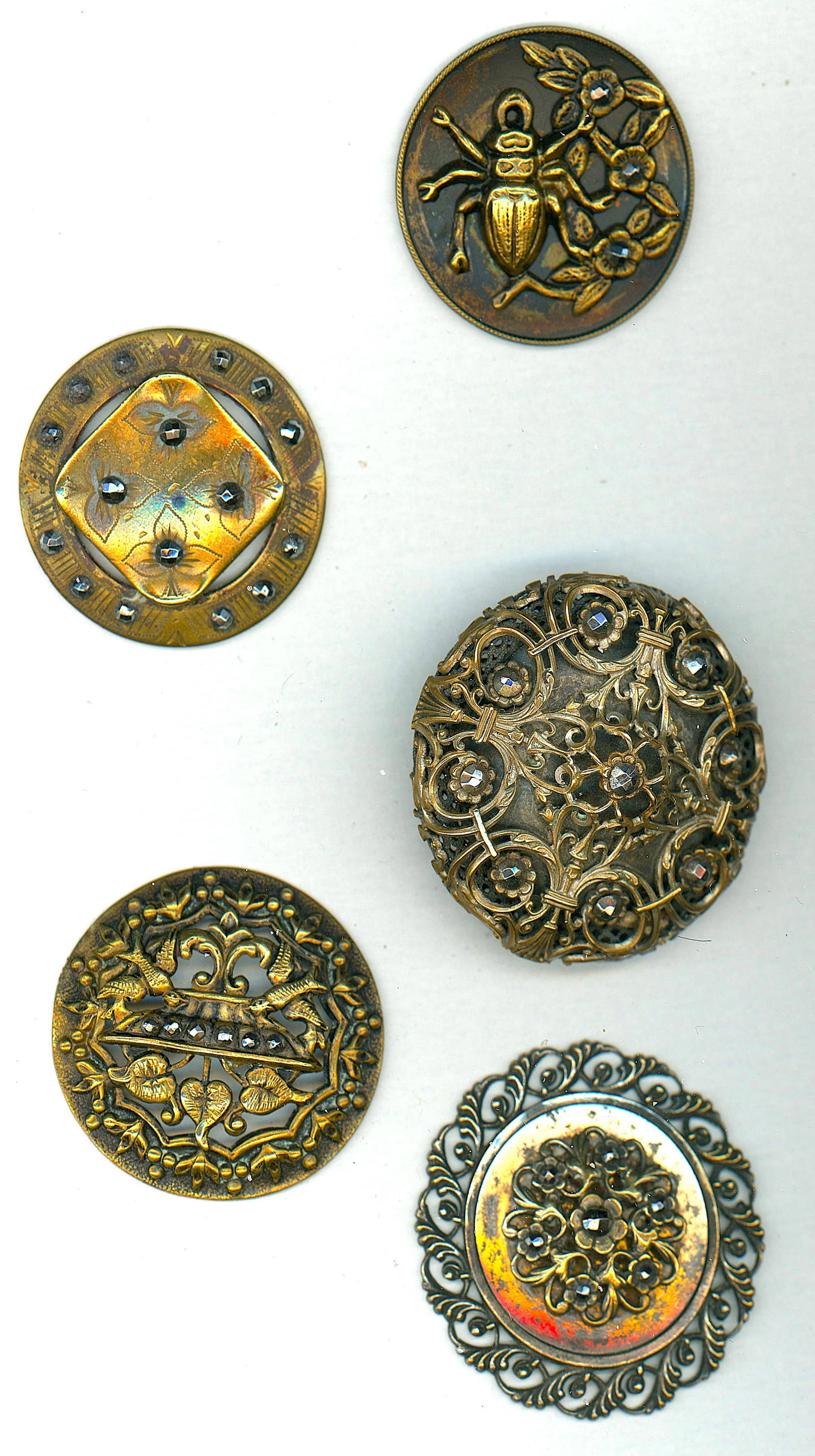 A SMALL CARD OF DIVISION ONE METAL BUTTONS: 5 Large 19th century examples including pictorials. DimensionsSM=Less than 3/4", Medium=3/4" to 1 1/4". Large=1 1/4" and above, extra large=1 3/4" and above Date or EraDIVISION 1=PRE 1918 AND DIVISION