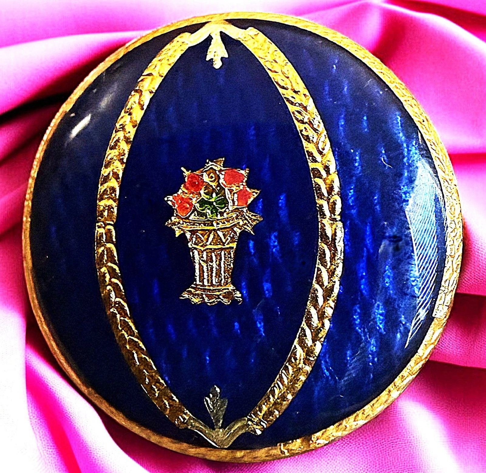 A DIVISION ONE MULTI TECHNIQUE ENAMEL PICTORIAL BUTTON: 1 Large medium 19th C. foil and baste taille example. DimensionsSM=Less than 3/4", Medium=3/4" to 1 1/4". Large=1 1/4" and above, extra large=1 3/4" and above Date or EraDIVISION 1=PRE 1918 AND DIVISI