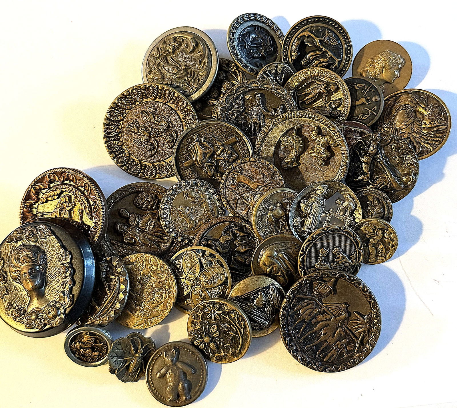 A BAG LOT OF DIVISION ONE & THREE PICTURE BUTTONS: A nice selection of assorted pictorials including Bakelite. DimensionsSM=Less than 3/4", Medium=3/4" to 1 1/4". Large=1 1/4" and above, extra large=1 3/4" and above Date or EraDIVISION 1=PRE 1918 AND