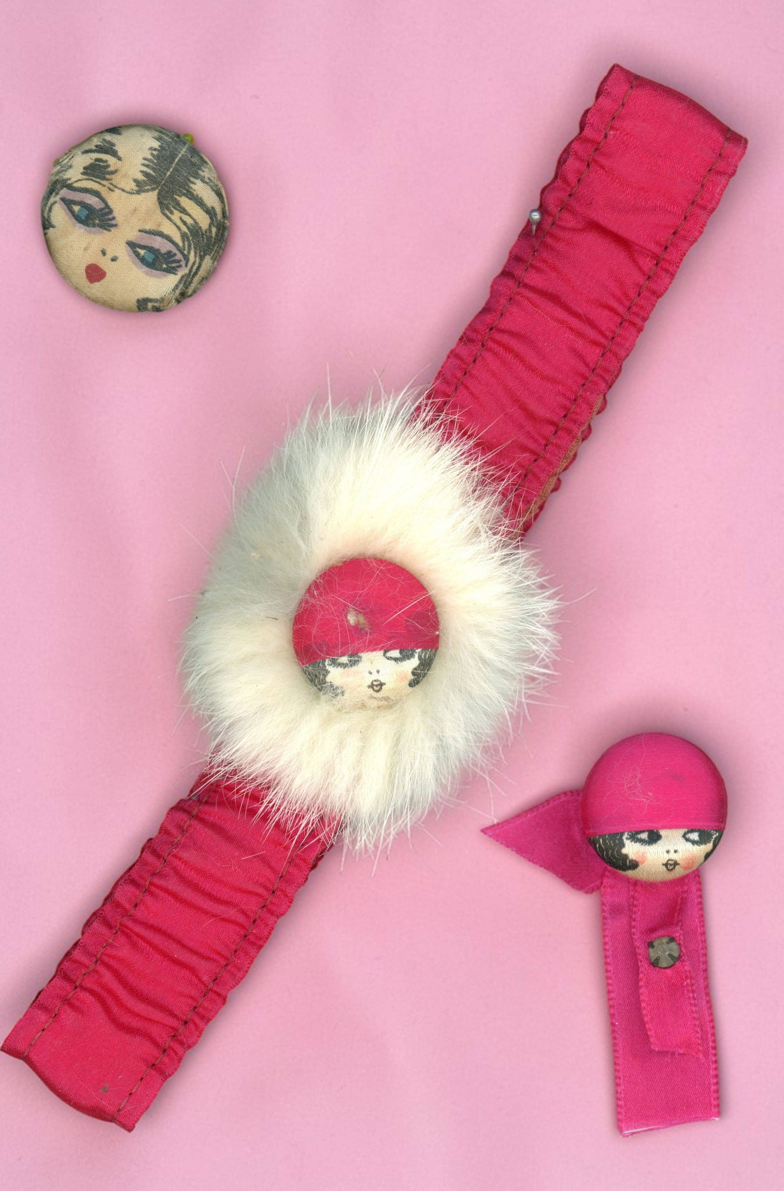 A SMALL CARD OF DIVISION THREE FABRIC BUTTONS (1 of 5)