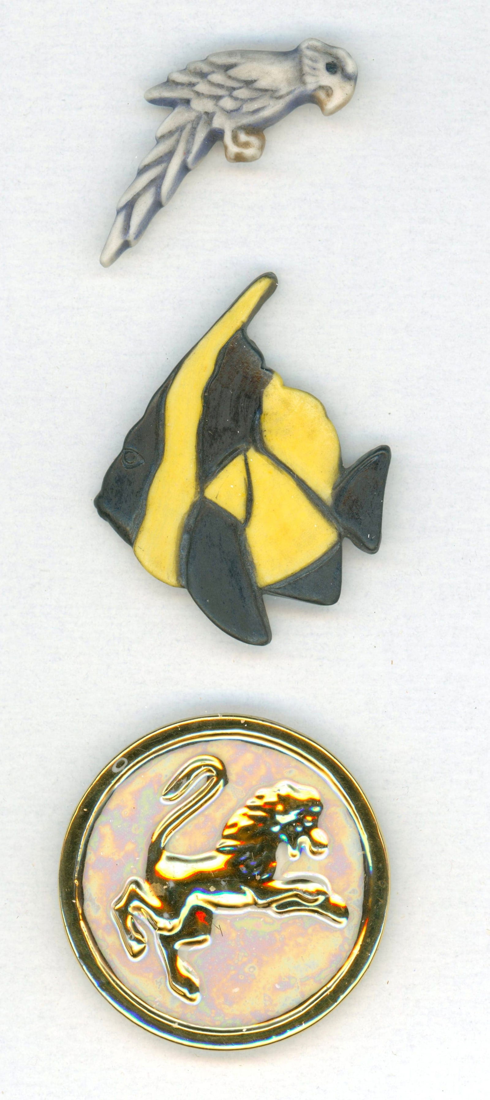 A SMALL CARD OF STUDIO ARTIST CERAMIC BUTTONS (1 of 5)