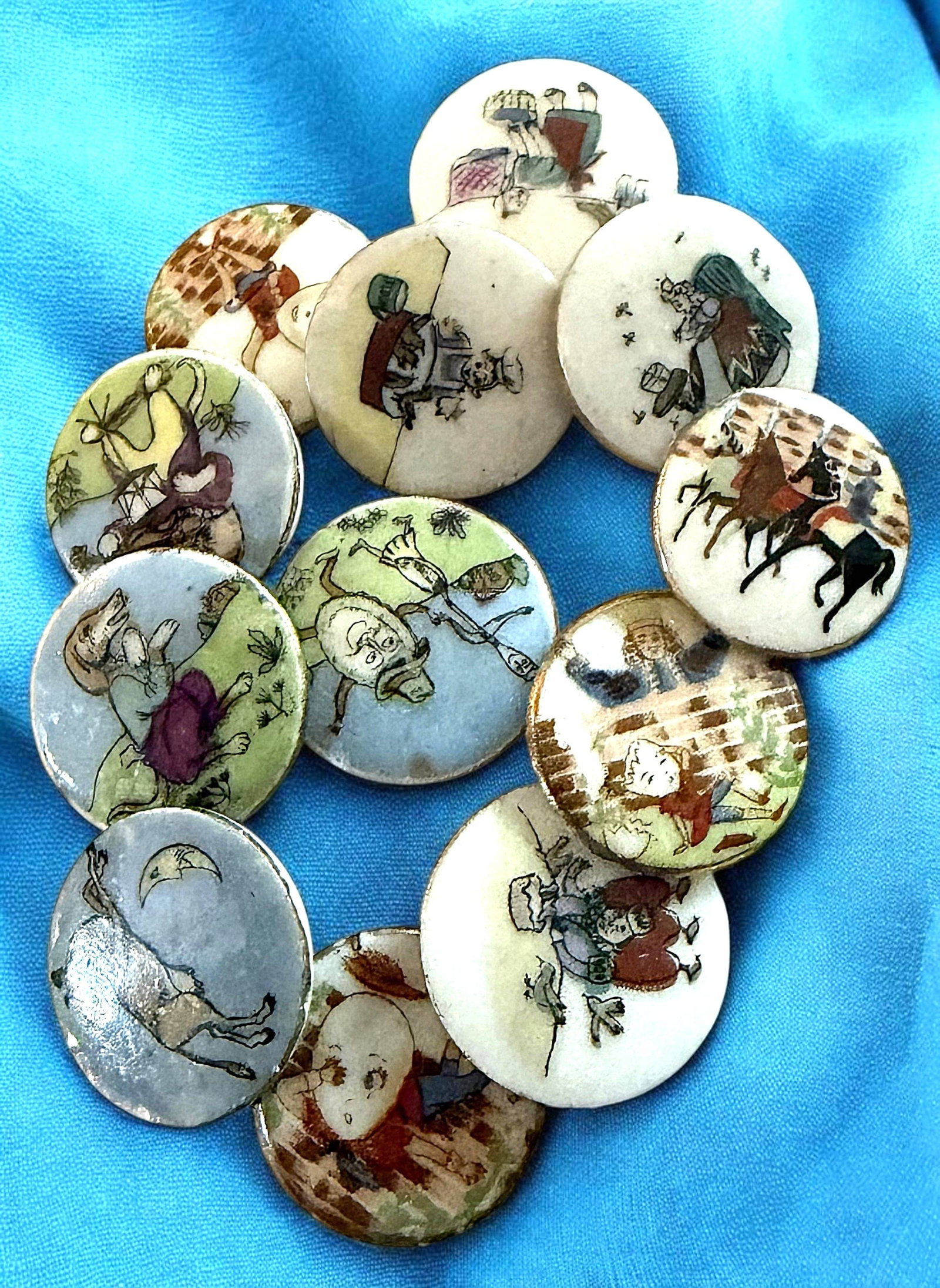 A SMALL SELCTION OF DIVISION 3 CERAMIC BUTTONS (1 of 5)