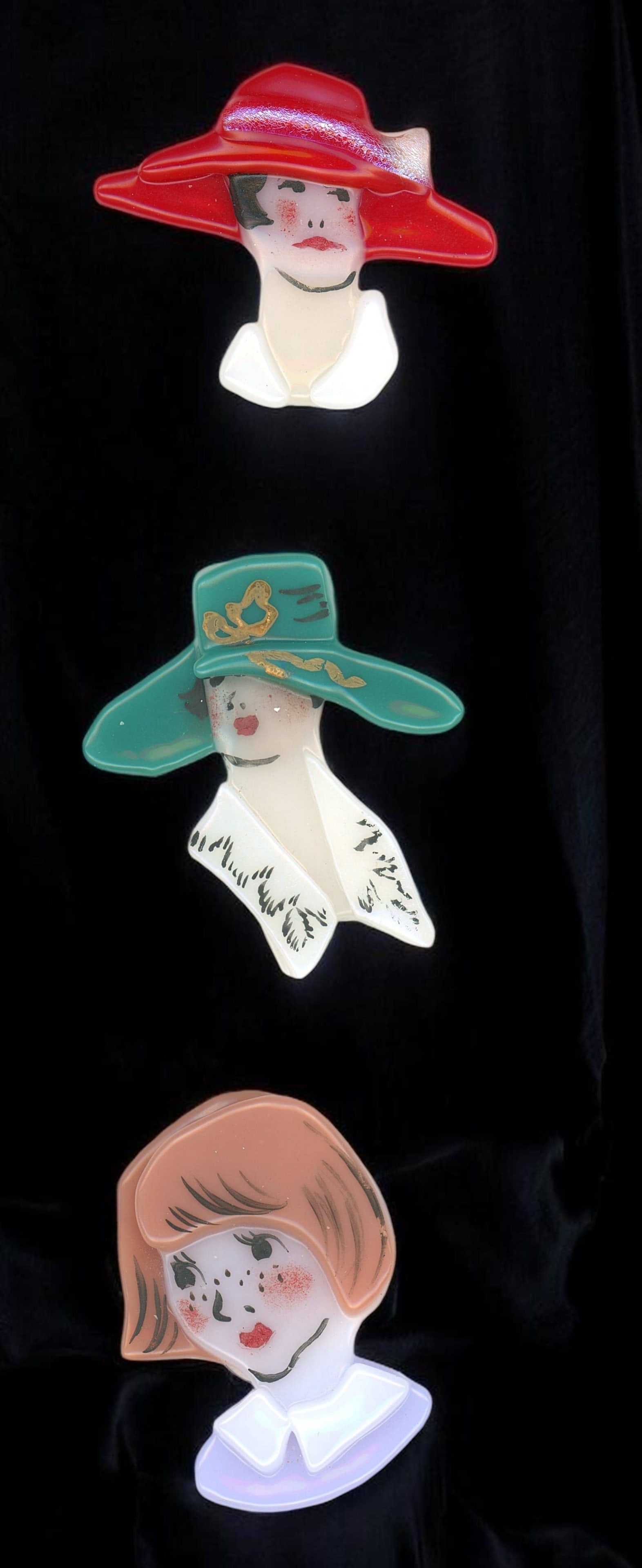 A SMALL CARD OF DIVISION THREE GLASS ARTIST BUTTONS (1 of 5)