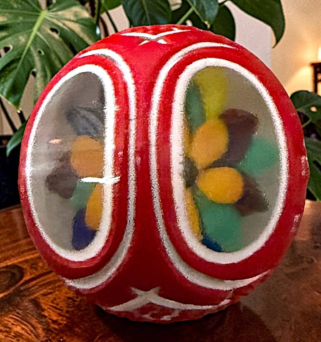 A DIVISION THREE STUDIO ARTIST PAPERWEIGHT BUTTON (1 of 3)