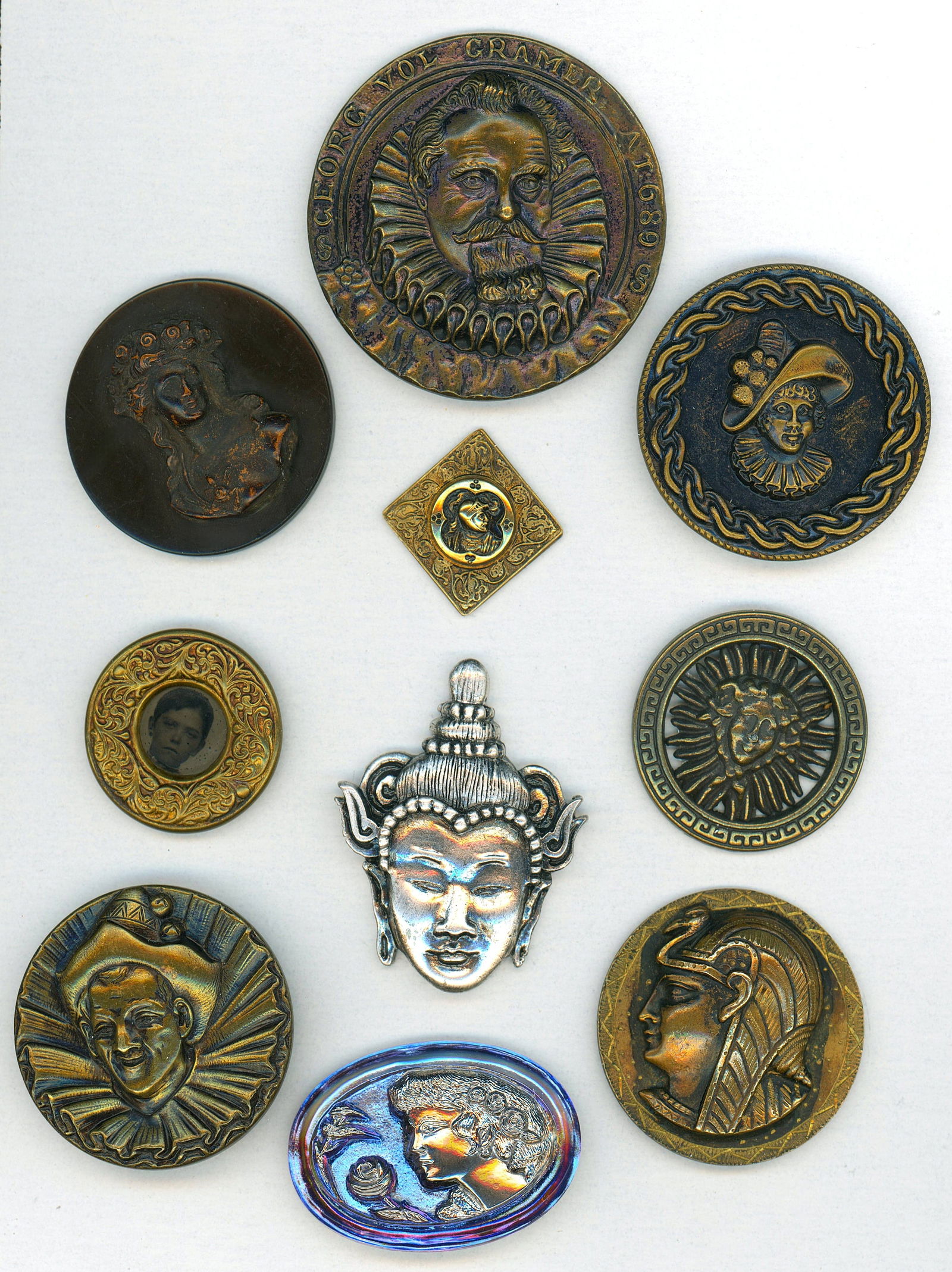 A SMALL CARD OF DIVISION 1 & 3 PICTORIAL HEAD BUTTONS: 10 Medium/Large/Ex Large 19th/20th C. mostly metal examples. This card includes some truly great examples. The detail and designs on these buttons is really of the finest quality of that period so ple