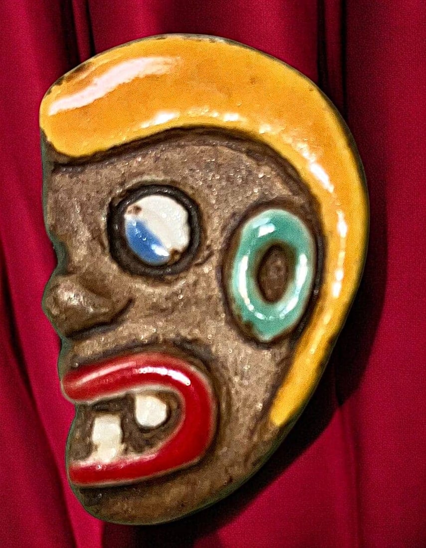 A DIVISION THREE PICTORIAL CERAMIC BUTTOIN (1 of 2)