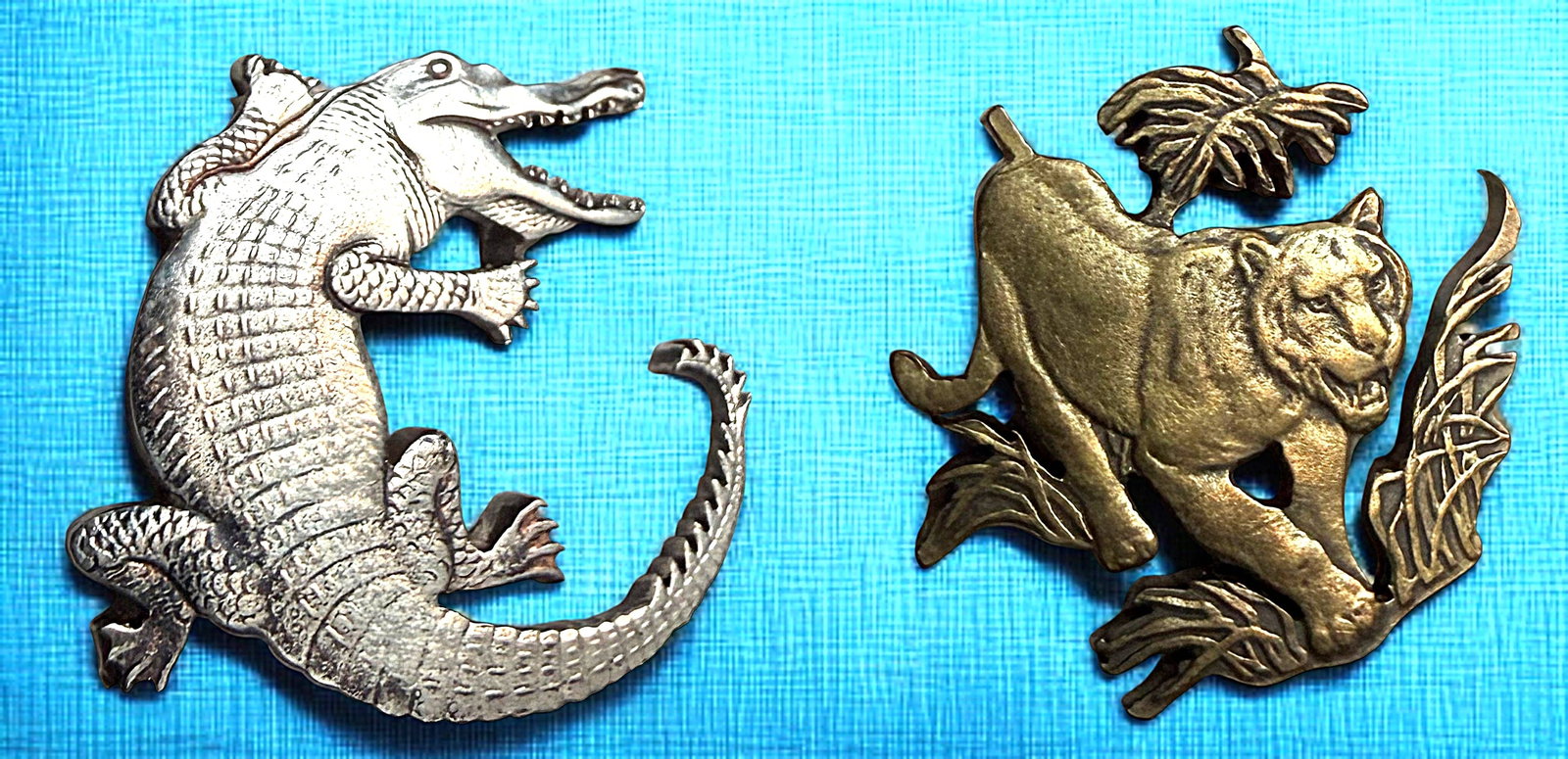 A PAIR OF HANDMADE DIVISION THREE BUTTONS (1 of 5)