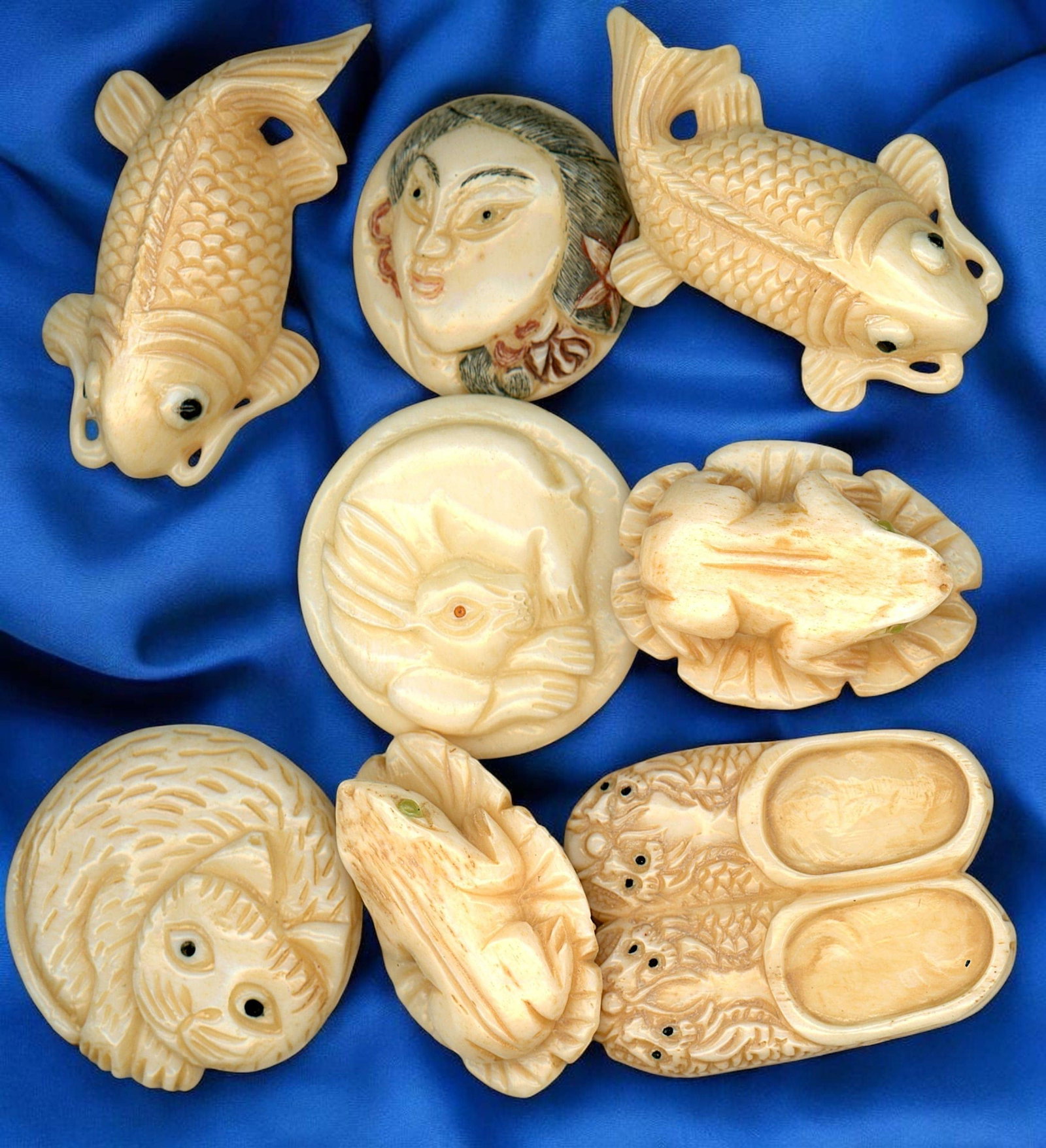 A SMALL CARD OF DIVISION THREE PICTORIAL BUTTONS (1 of 4)