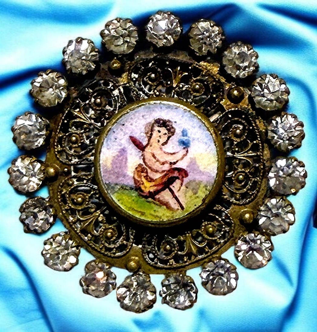 A DIVISION ONE PICTORIAL ENAMEL BUTTON (1 of 2)