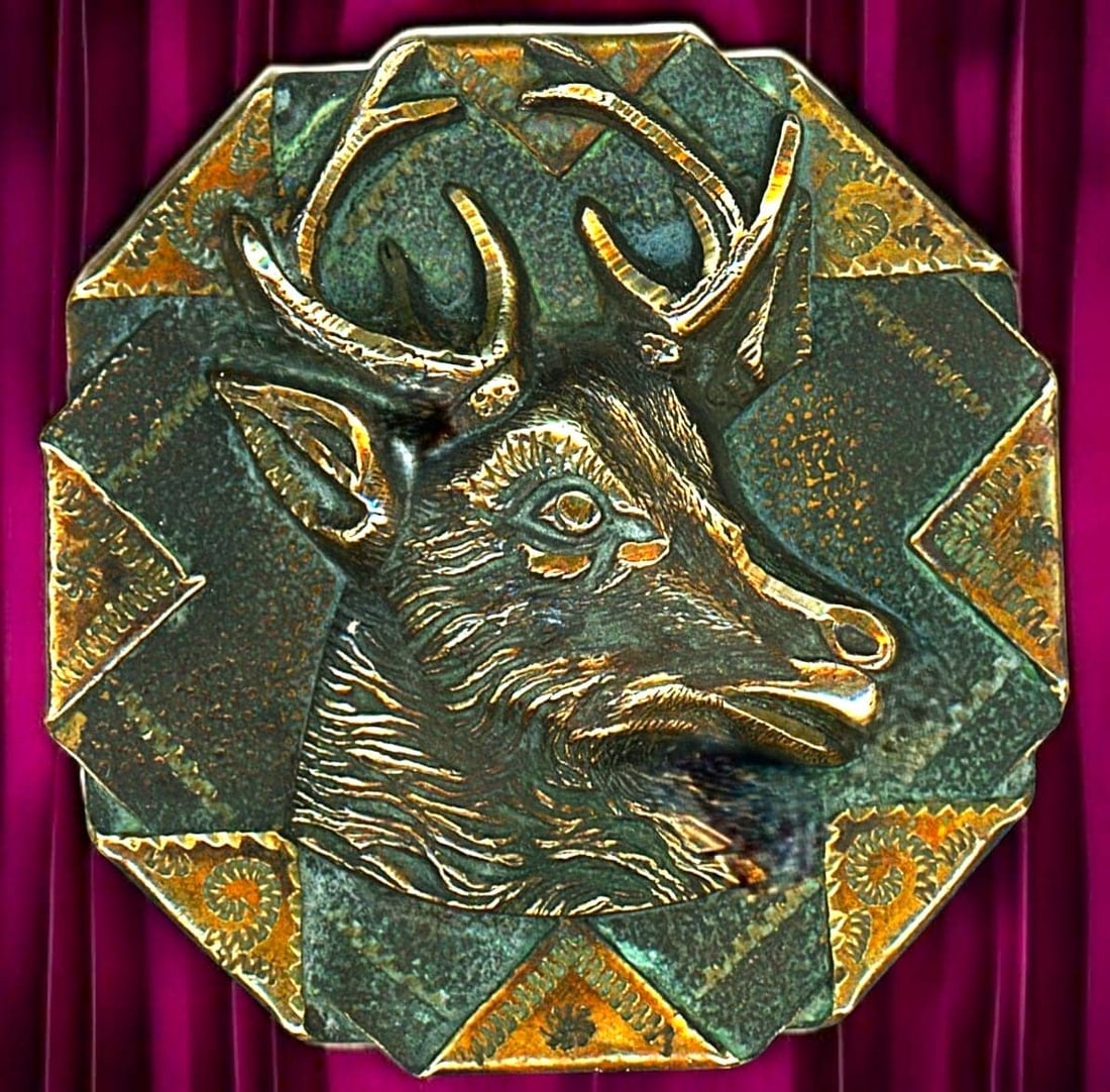 A DIVISION ONE HANDKERCHIEF CORNER BUTTON: 1 Large 19th century brass deer head example. This is a beautifully detailed example of those desirable Handkerchief corner buttons. The 8 corner example employs tole work on each corner and in the ba