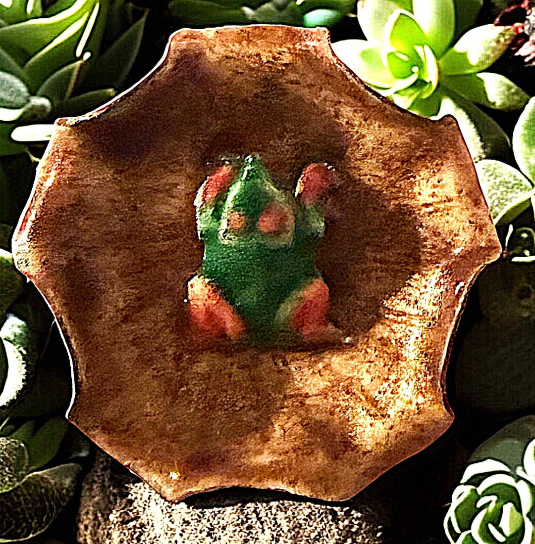 A DIVISON ONE ENAMEL FROG ON LILY PAD BUTTON (1 of 2)