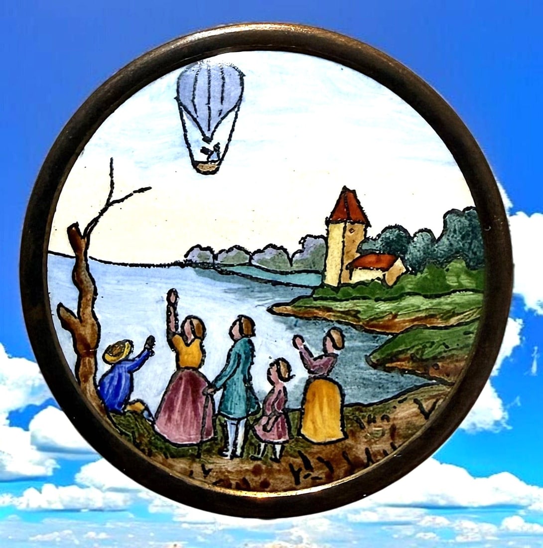 A DIVISION ONE PICTORIAL ENAMEL BUTTON (1 of 2)