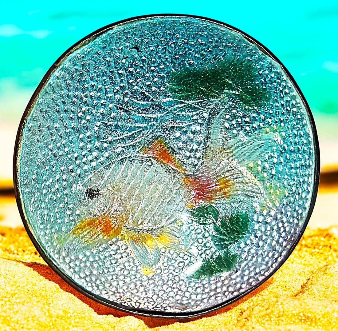 A DIVISION ONE PICTORIAL ENAMEL BUTTON (1 of 2)