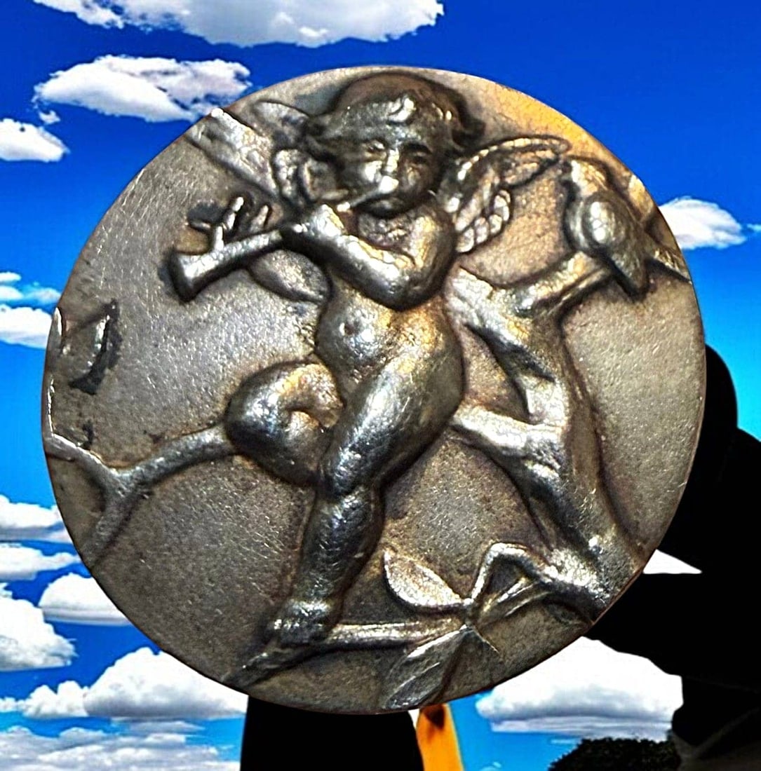 A DIVISION ONE SILVER PICTORIAL BUTTON: 1 Small size early 20th century scarce Third Ave. Silver example. Here is one of those very sought after buttons known to collectors as "Third Avenue Silver". Backmarked around the shank and in fine c