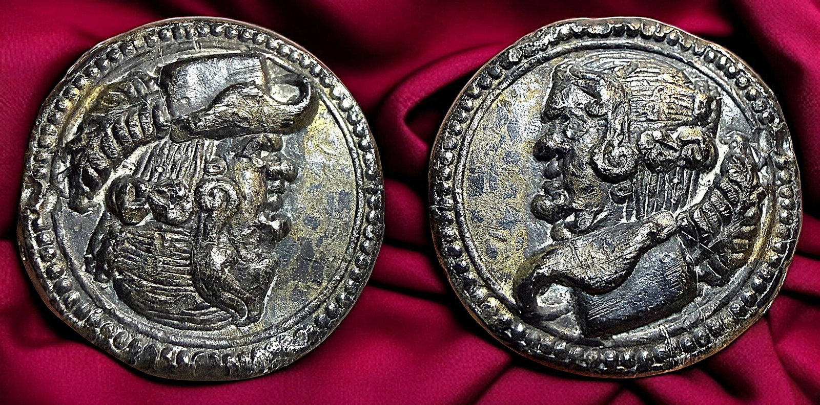 A VERY RARE DIVISION ONE HEAD BUTTON: 1 Medium size 18th Century pewter "TOPSY TURVEY" example. This is perhaps one of the rarest buttons I n the auction and the late Jeff Lee of Ohio paid dearly to acquire it many years ago. This button