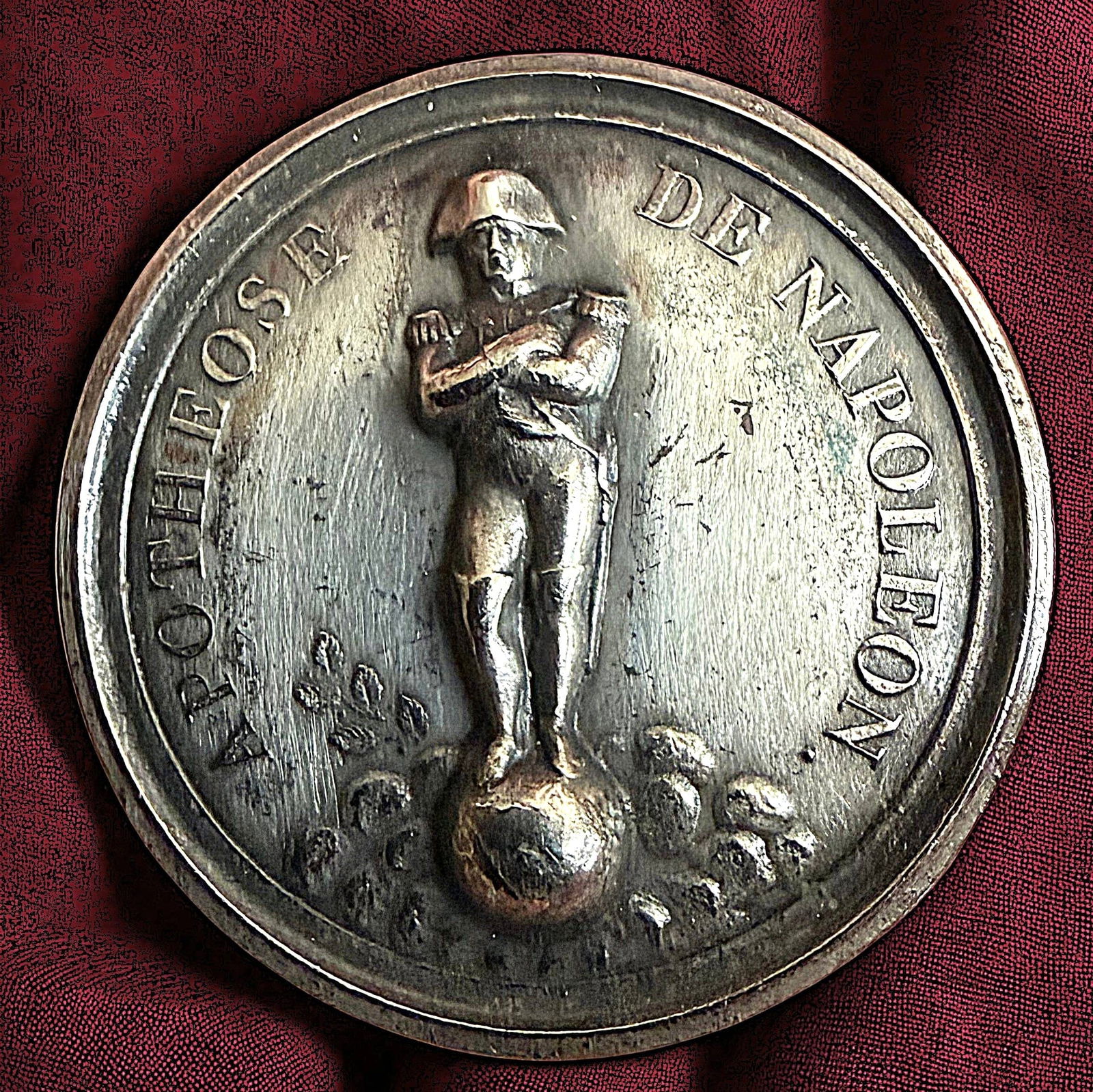 A DETAILED DIVISION THREE NAPOLEON BUTTON: 1 Large detailed 20th century white metal depiction. Here is a very finely detailed button with the inscription around the outer edge "APOTHEOSIS DE NAPOLEON". According to the Wikipedia The Apotheosi