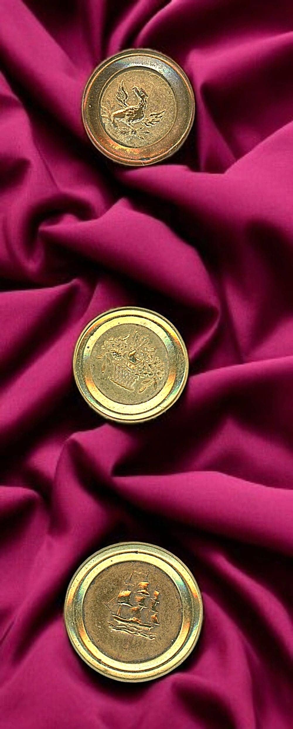 A SMALL CARD OF DIVISION ONE GILT BUTTONS (1 of 5)