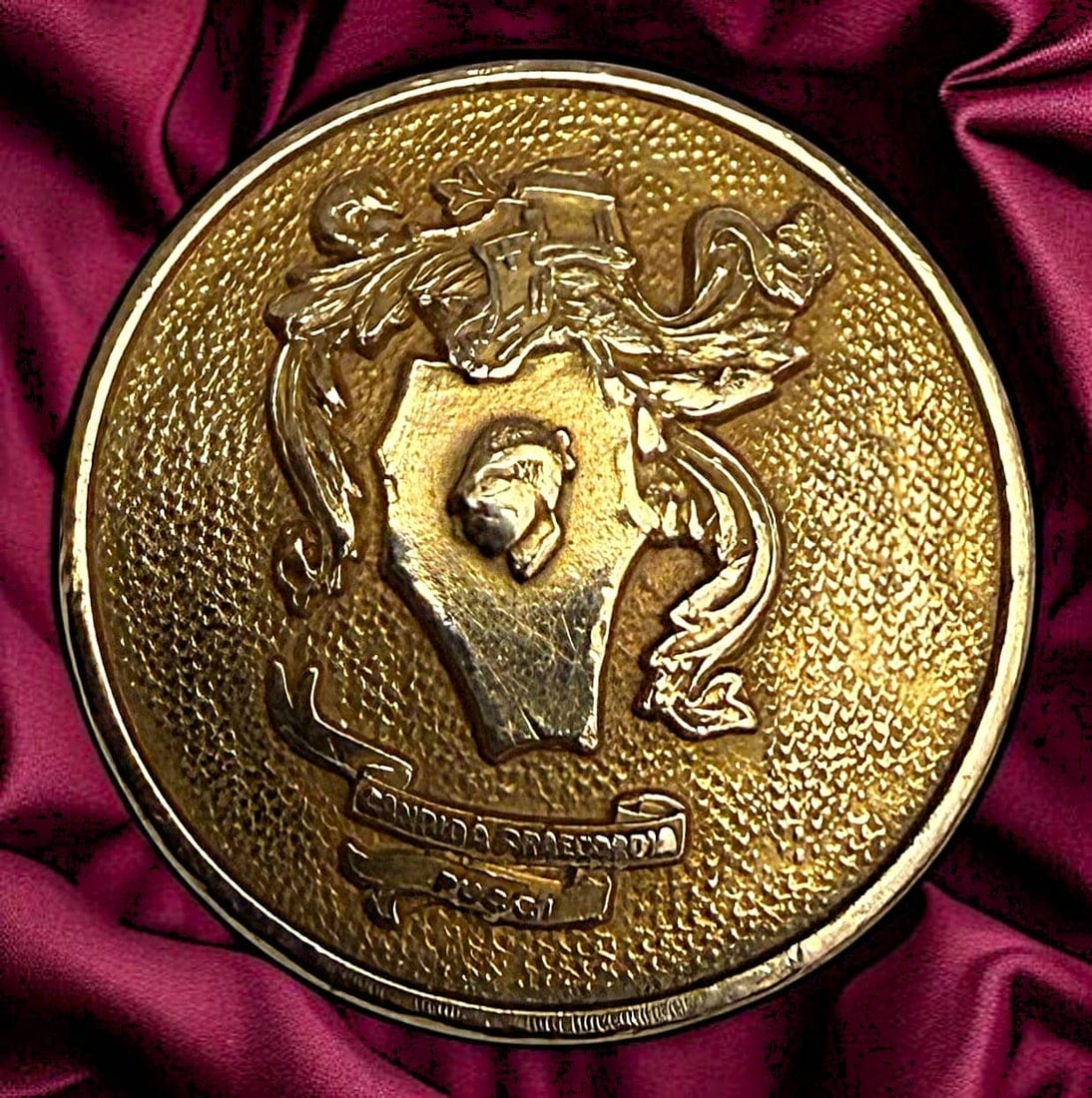 A DIVISION ONE GENUINE GOLD PICTORIAL BUTTON: 1 Medium size 19th C. 14kt gold button with a head & a verbal. Here is a cool example to add to any collection. The verbal motto makes this even more desirable for competitions. Candida Praecordia" is