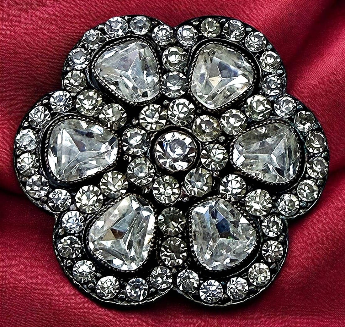 A DIVISION ONE SPARKLING "GLiTZ" BUTTON: A large 19th century incredible sparkling "Diamond" like example. This large high quality example has sparkling glass gemstone like stones that sparkle and appear almost like real Diamonds. A magnific