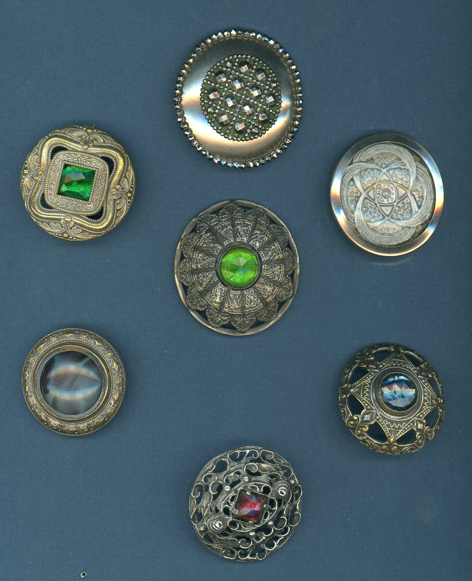 A SMALL CARD OF DIVIDION ONE LARGE JEWEL BUTONS (1 of 5)