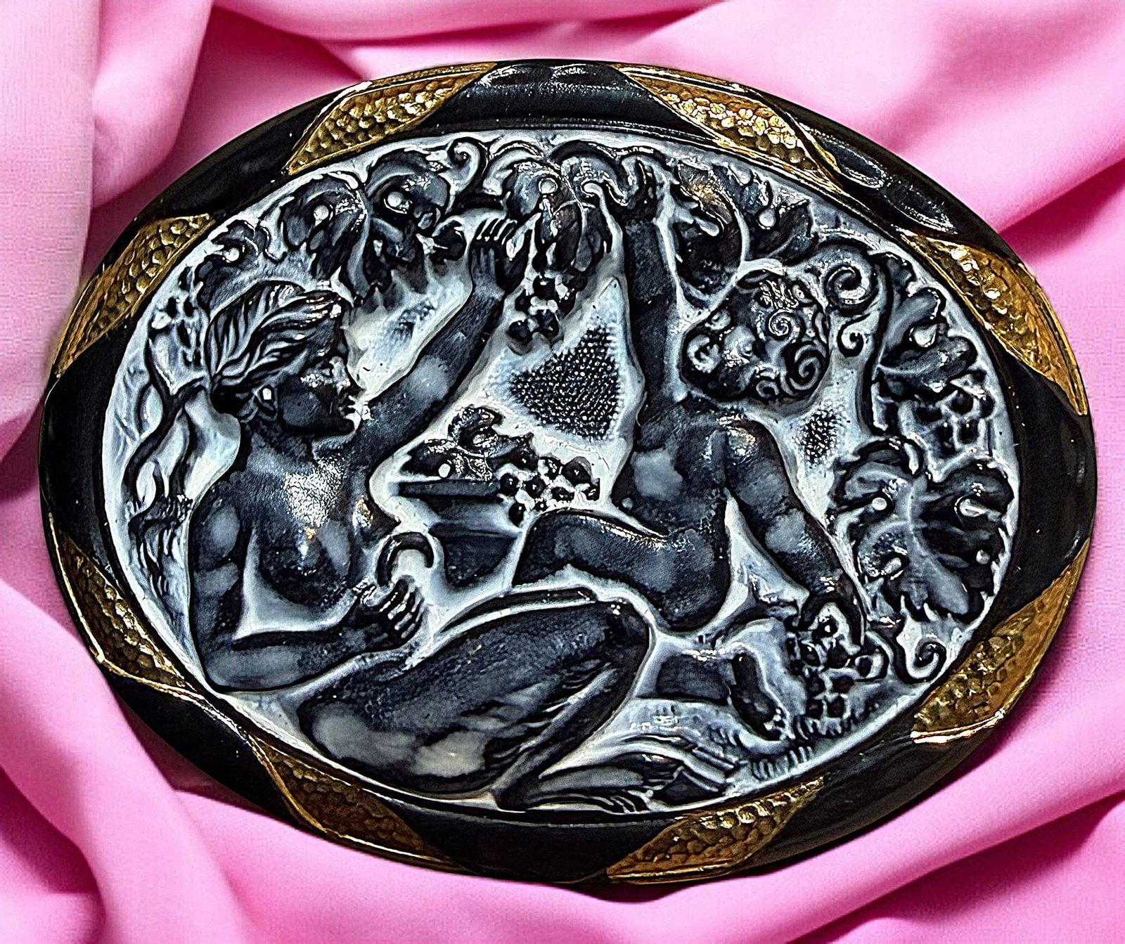 A DIVISION PICTORIAL BLACK GLASS BUTTON (1 of 2)