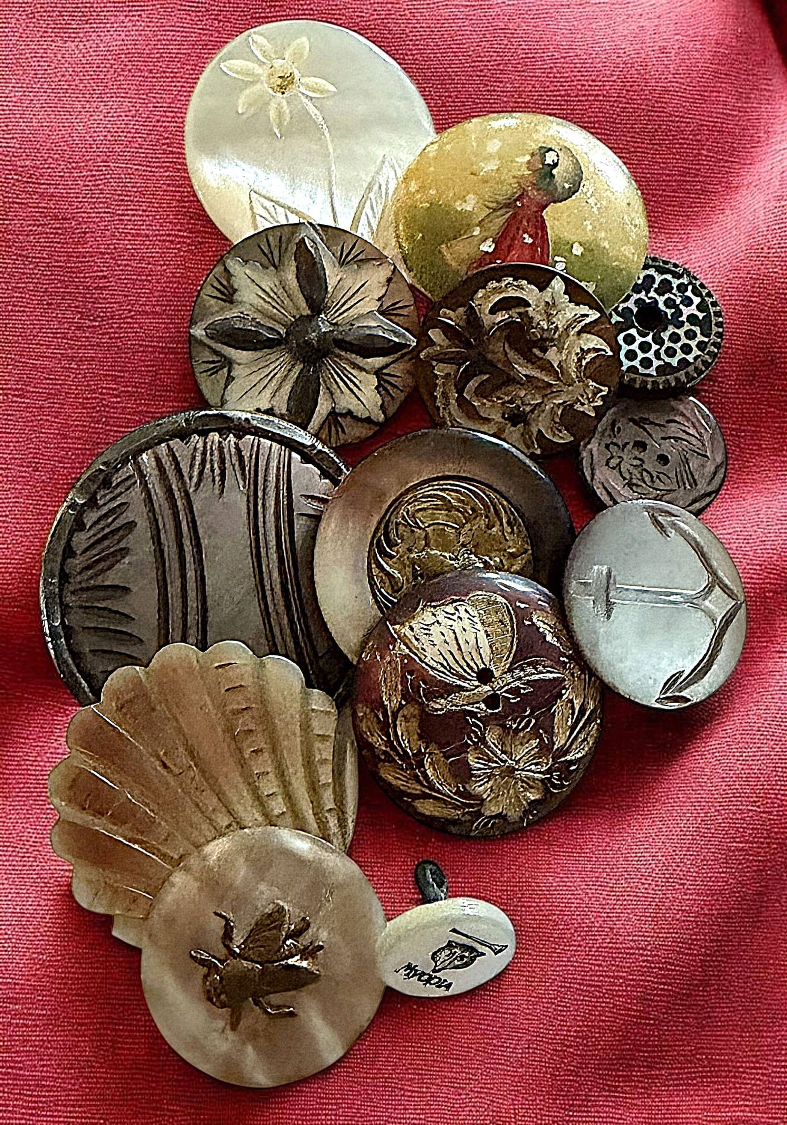 A SMALL SELCTION OF DIVISION 1 & 3 SHELL BUTTONS: 12 S/M/L 19th/20th century assorted technique examples. This lot includes a wonderful small size Coachmen pearl style button with a fox and horn engraved on the pearl and pigmented, The verbal on it s