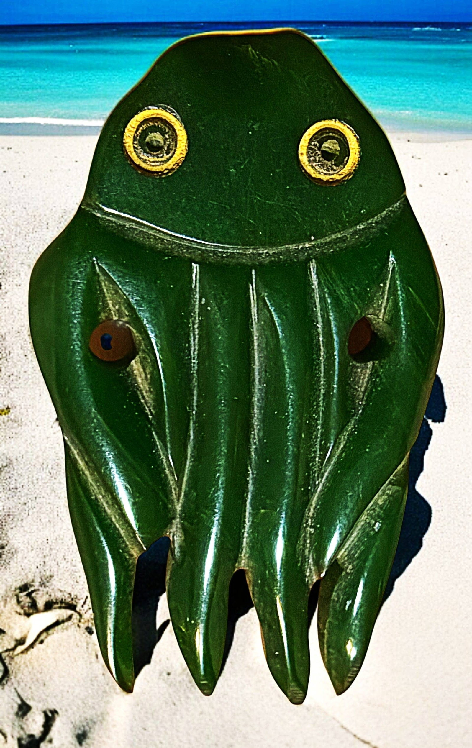 A DIVISION THREE CHUNKY BAKELITE BUTTON (1 of 2)