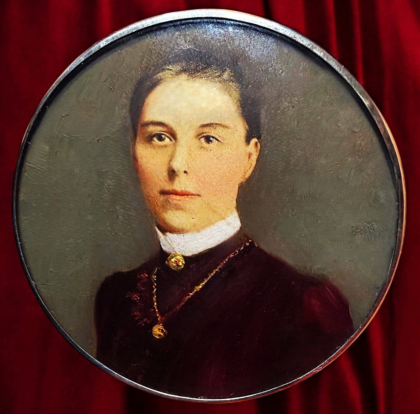 A DIVISION ONE HAND PAINTED FIGURAL BUTTON (1 of 2)