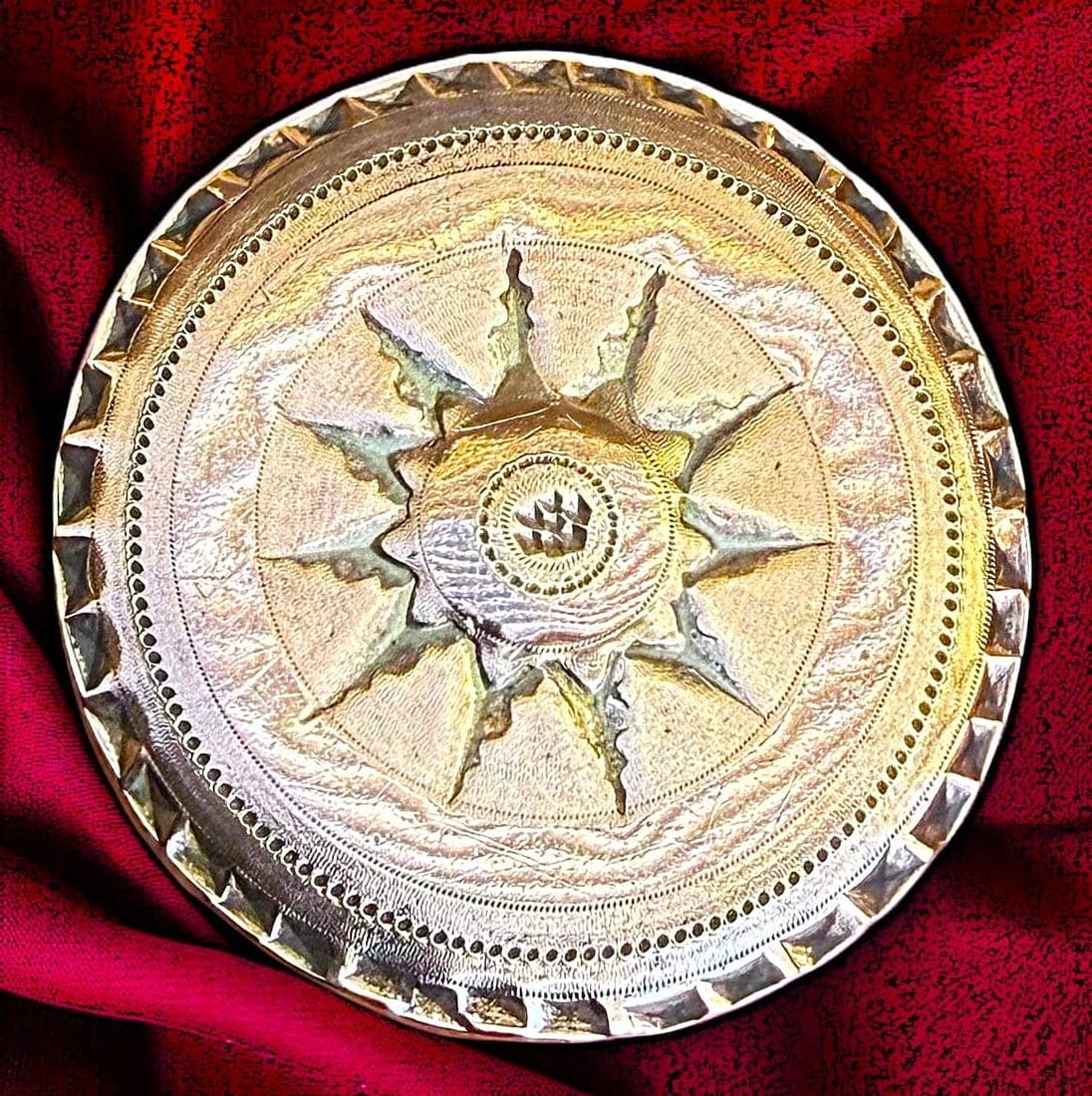 A DIVISION ONE ENGRAVED AND CHASED COPPER BUTTON: 1 Large 18th century beautifully crafted copper example. This beautifully engraved and chased copper from the 18th century shows a very vibrant condition 11 pointed star framed with multiple borders.