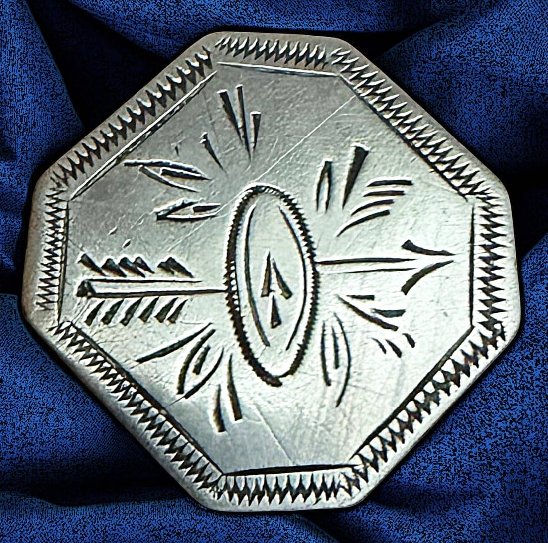 A DIVISION ONE ENGRAVED SILVER PICTORIAL BUTTON (1 of 2)