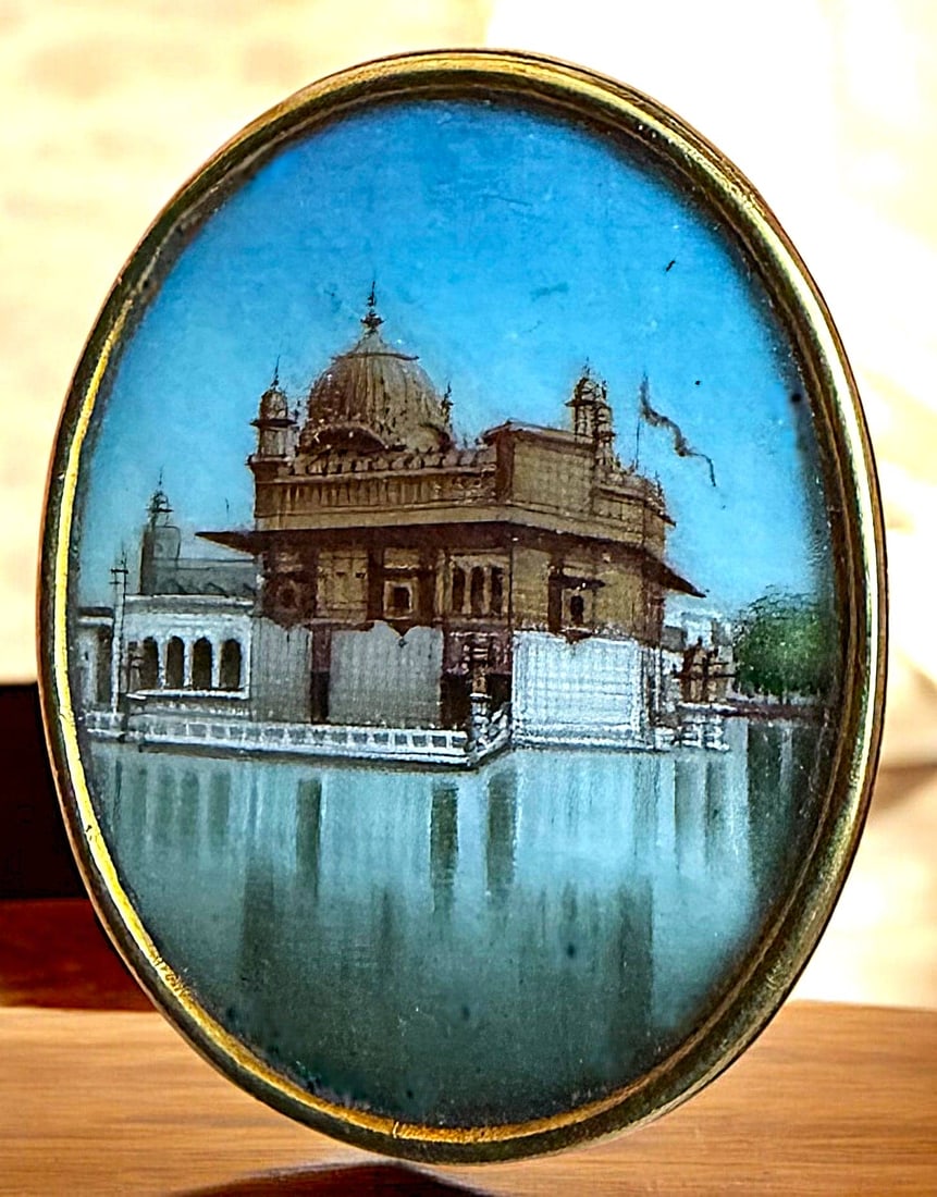 A DIVISION ONE HAND PAINTED SCENE IN GOLD BUTTON: 1 large medium oval 19th century natural material under glass. This is one of three examples in the auction, each depicting a different recognizable architectural structure. Each is hand painted in vi