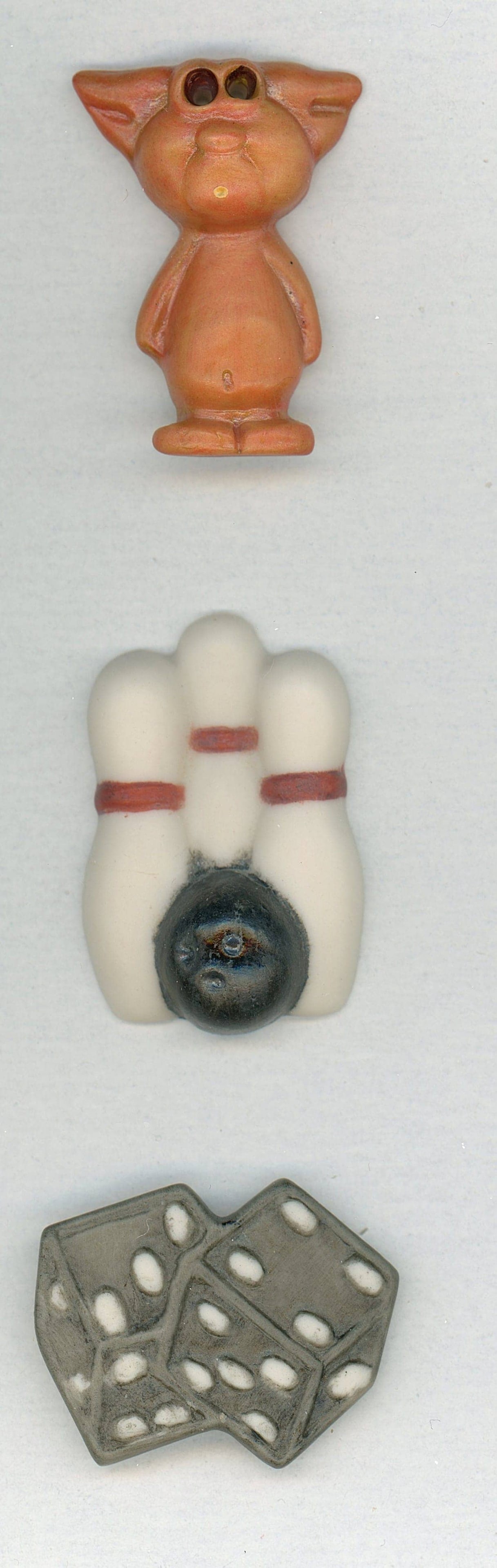 A SMALL CARD OF STUDIO ARTIST CERAMIC BUTTONS (1 of 5)